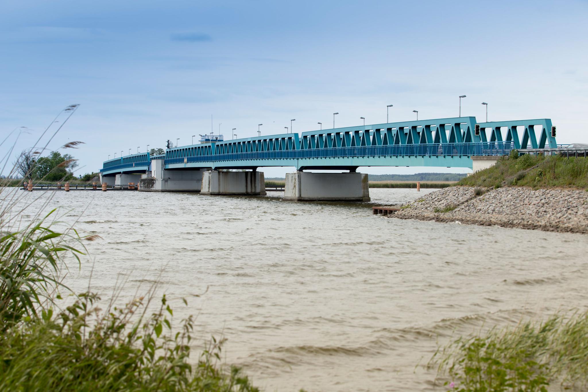 Das Bild zeigt die ZEcheriner Brücke als Verbindung zwischen dem Festland und der Insel Usedom im Süden der Insel.