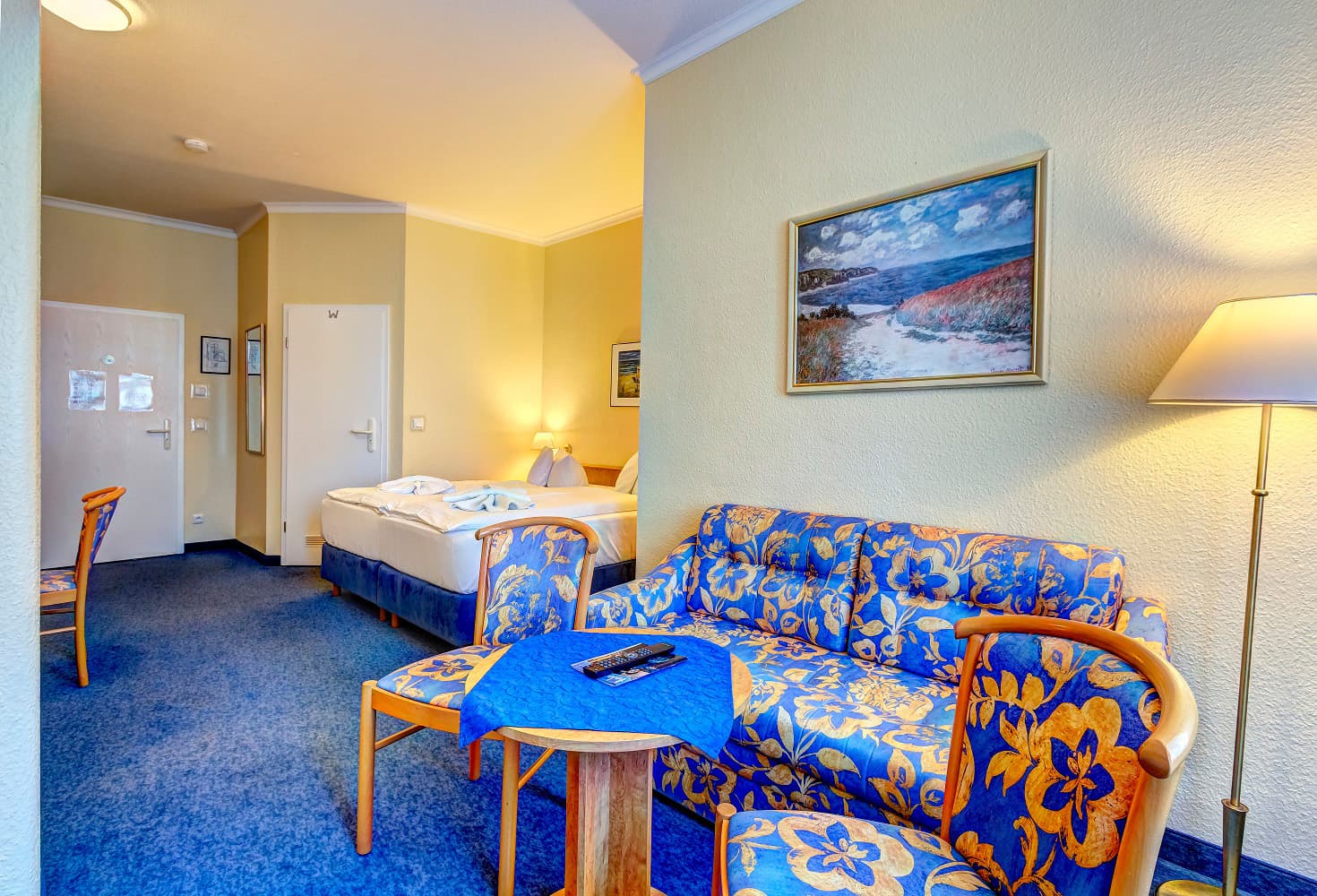 Hotelzimmer mit Sofa und Doppelbett