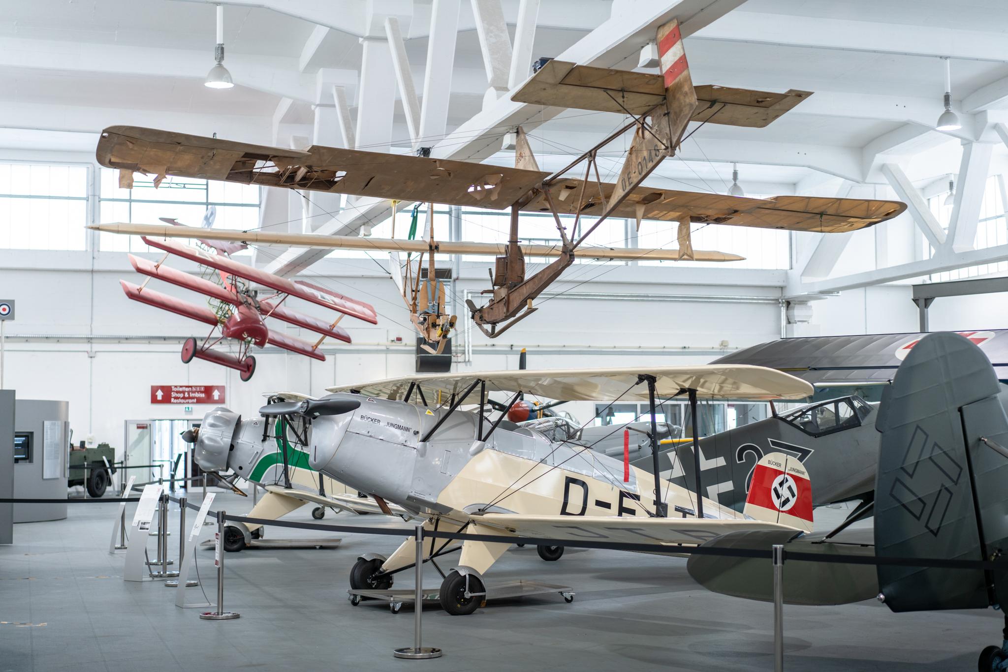 Ausstellungsräume mit Flugzeugmodellen in der Erlebniswelt Hangar 10