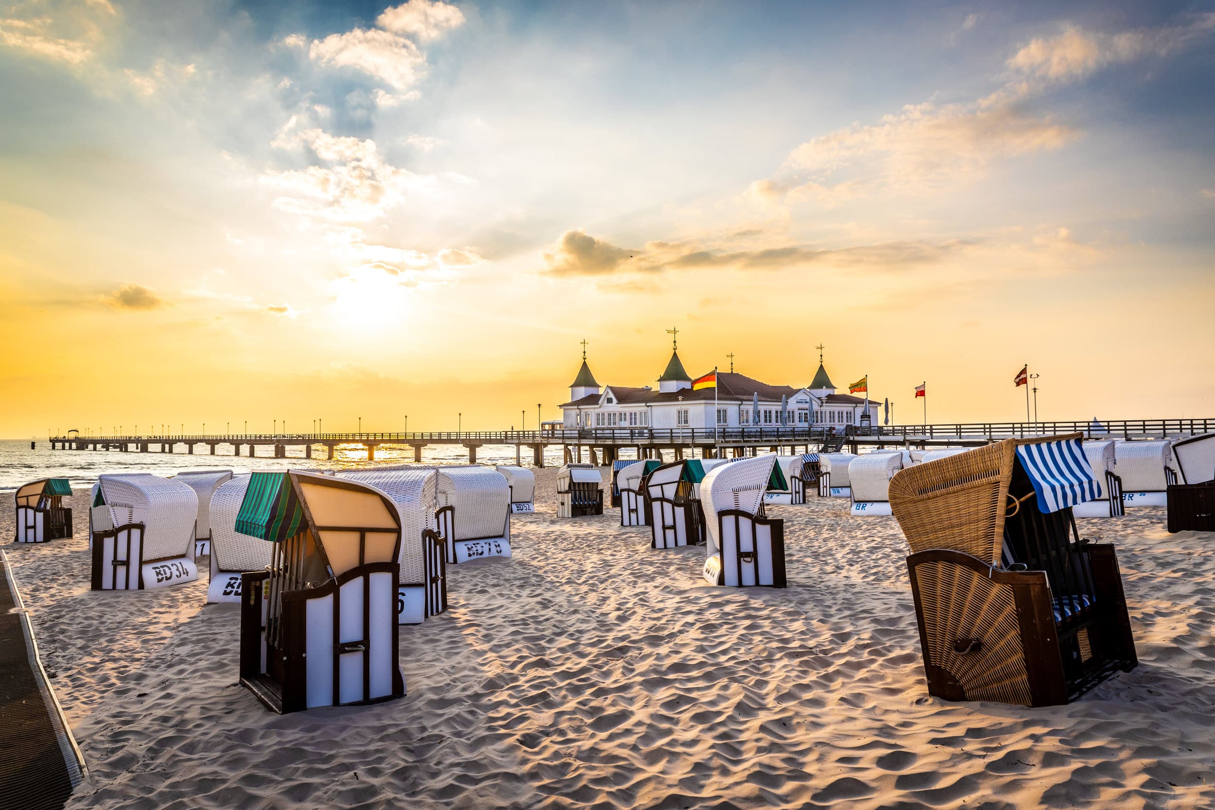 Seebrücke Ahlbeck mit Strandkörben im Sonnenaufgang