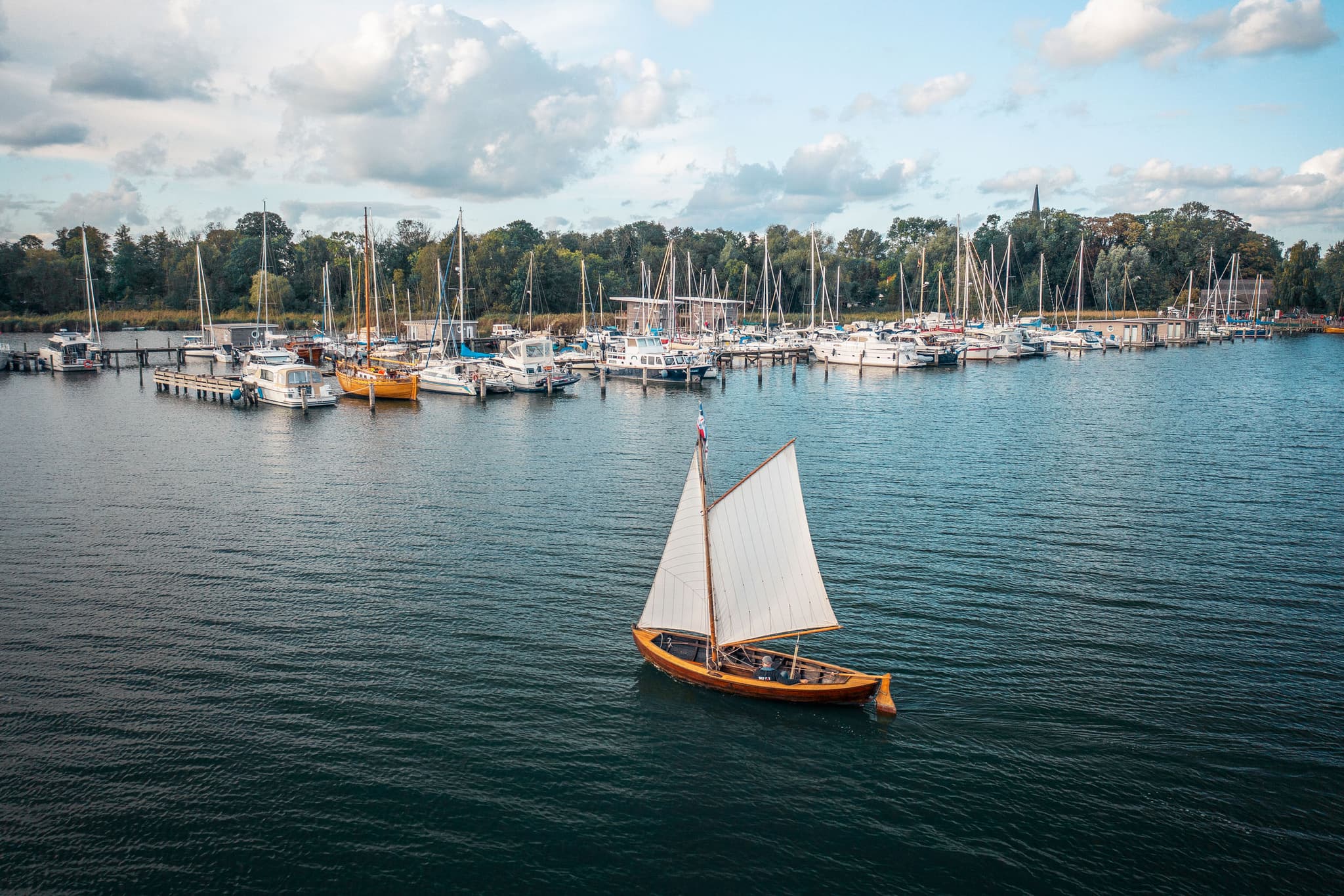 Segelboot vor dem Naturhafen Krummin