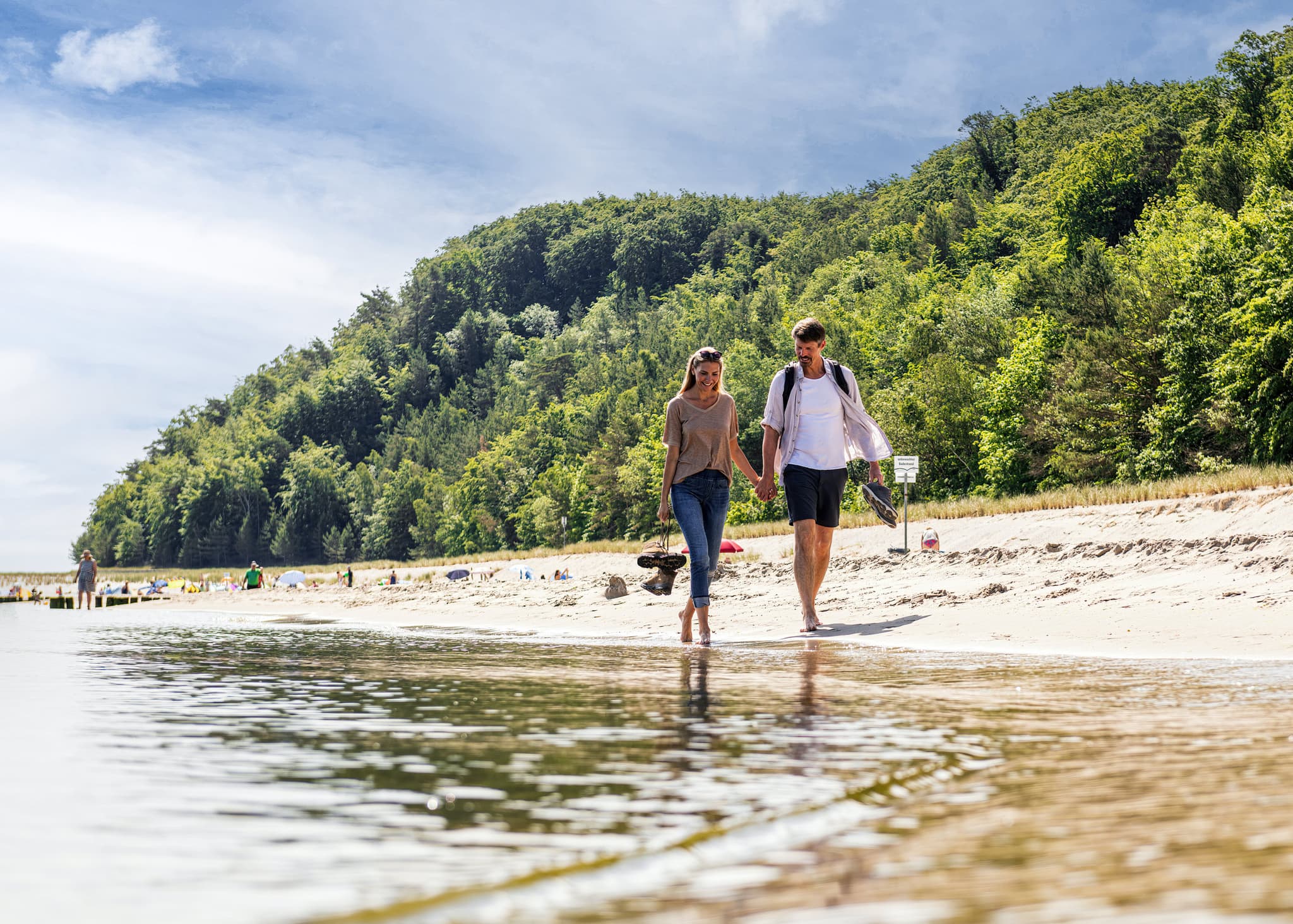 Pärchen wandert am Strand vor dem Streckelsberg