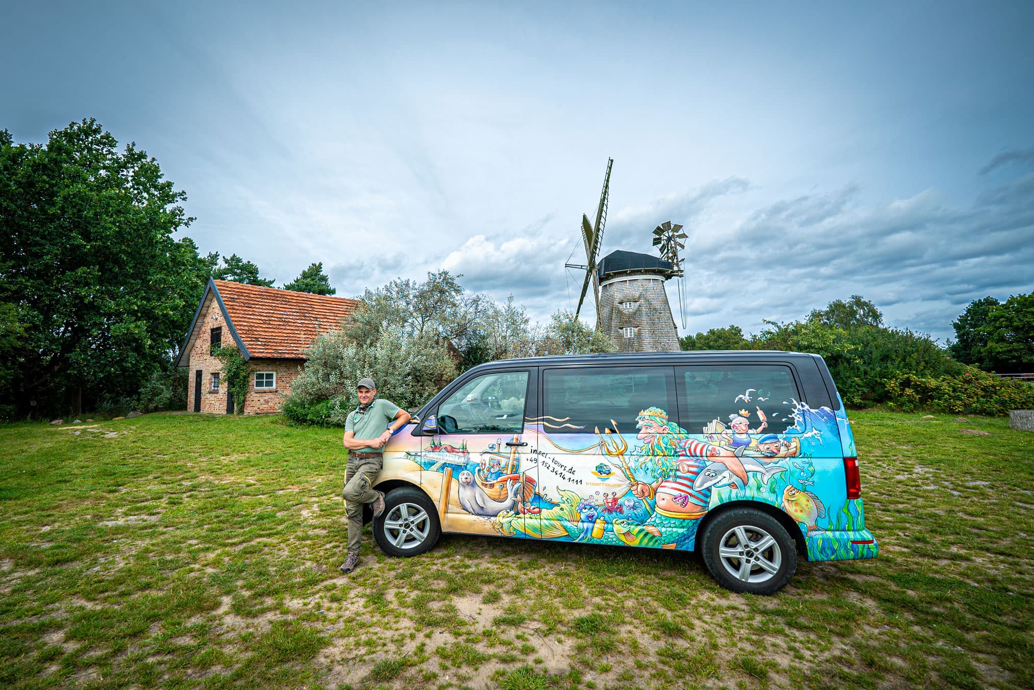 Bunter "InselTours"-Bus vor der Windmühle in Benz