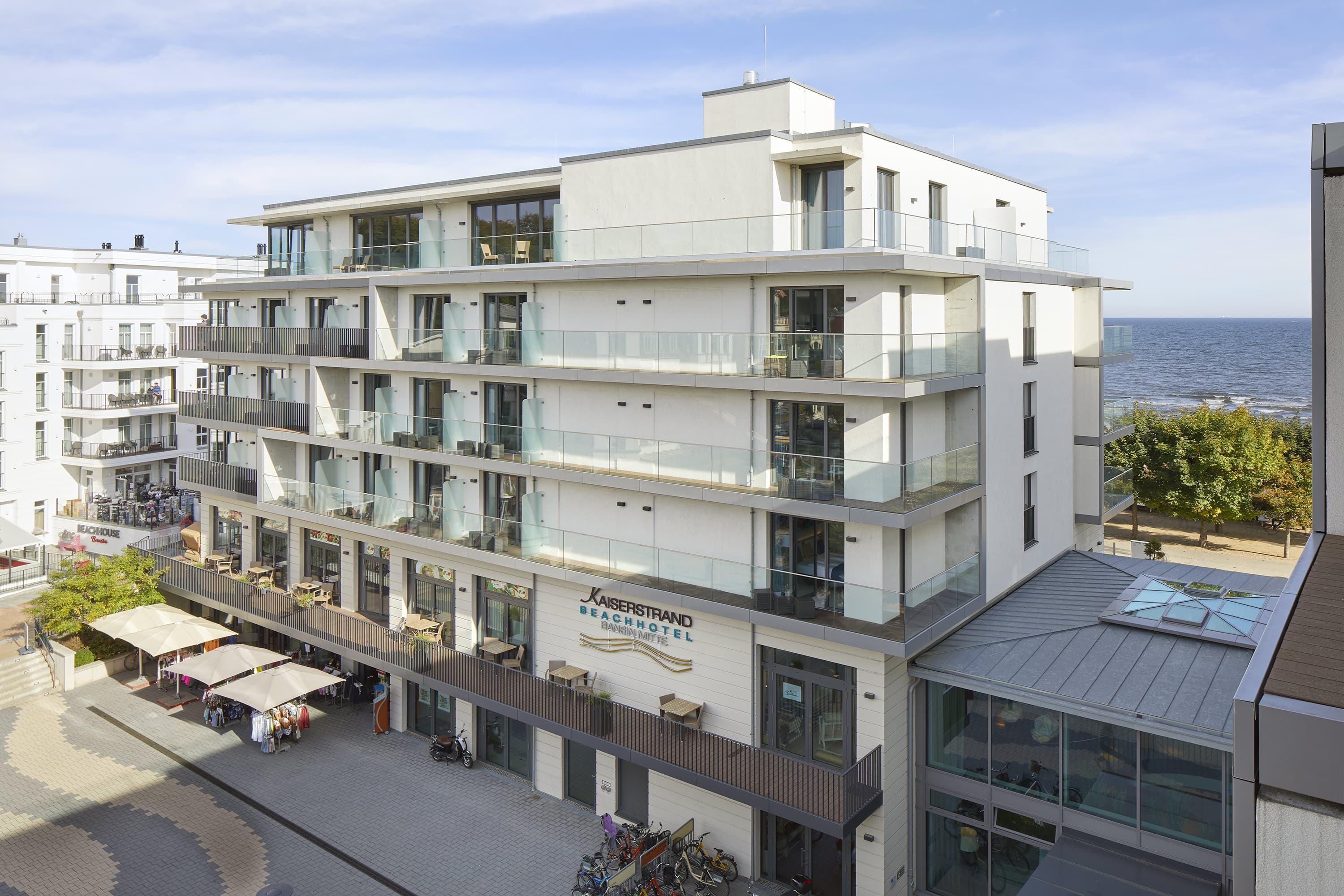 Außenansicht Kaiserstrand Beachhotel mit Strand im Hintergrund