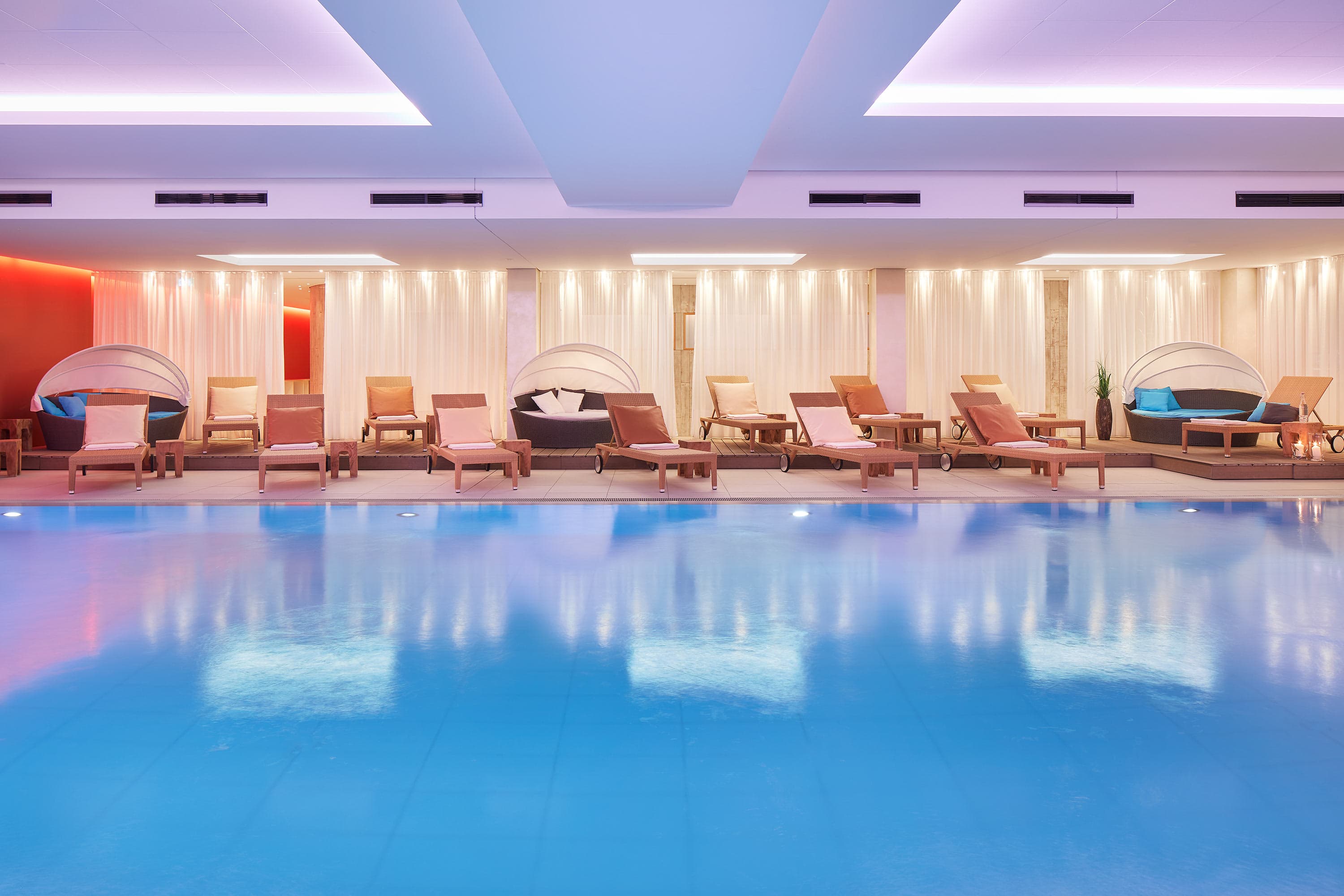 Kaiserstrand Beachhotel Pool mit Liegen um dem Becken herum