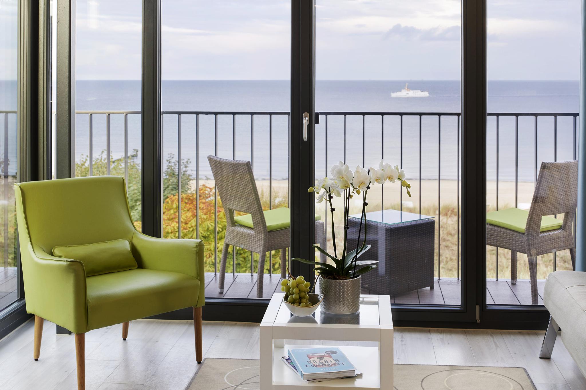 Kaiserstrand Beachhotel Sitzgelegenheit im Zimmer mit Balkon und Aussicht auf den Strand