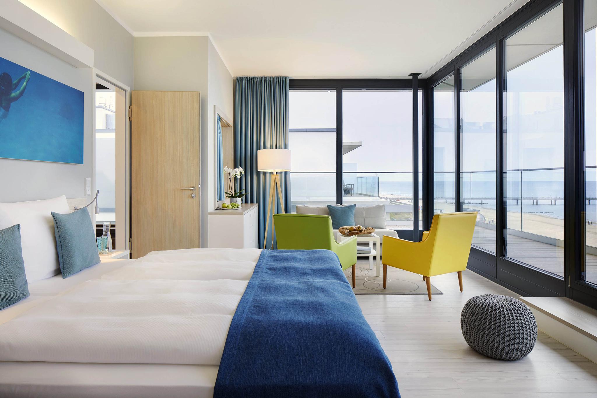 Kaiserstrand Beachhotel Doppelbett mit großen Fenstern und Aussicht auf den Strand