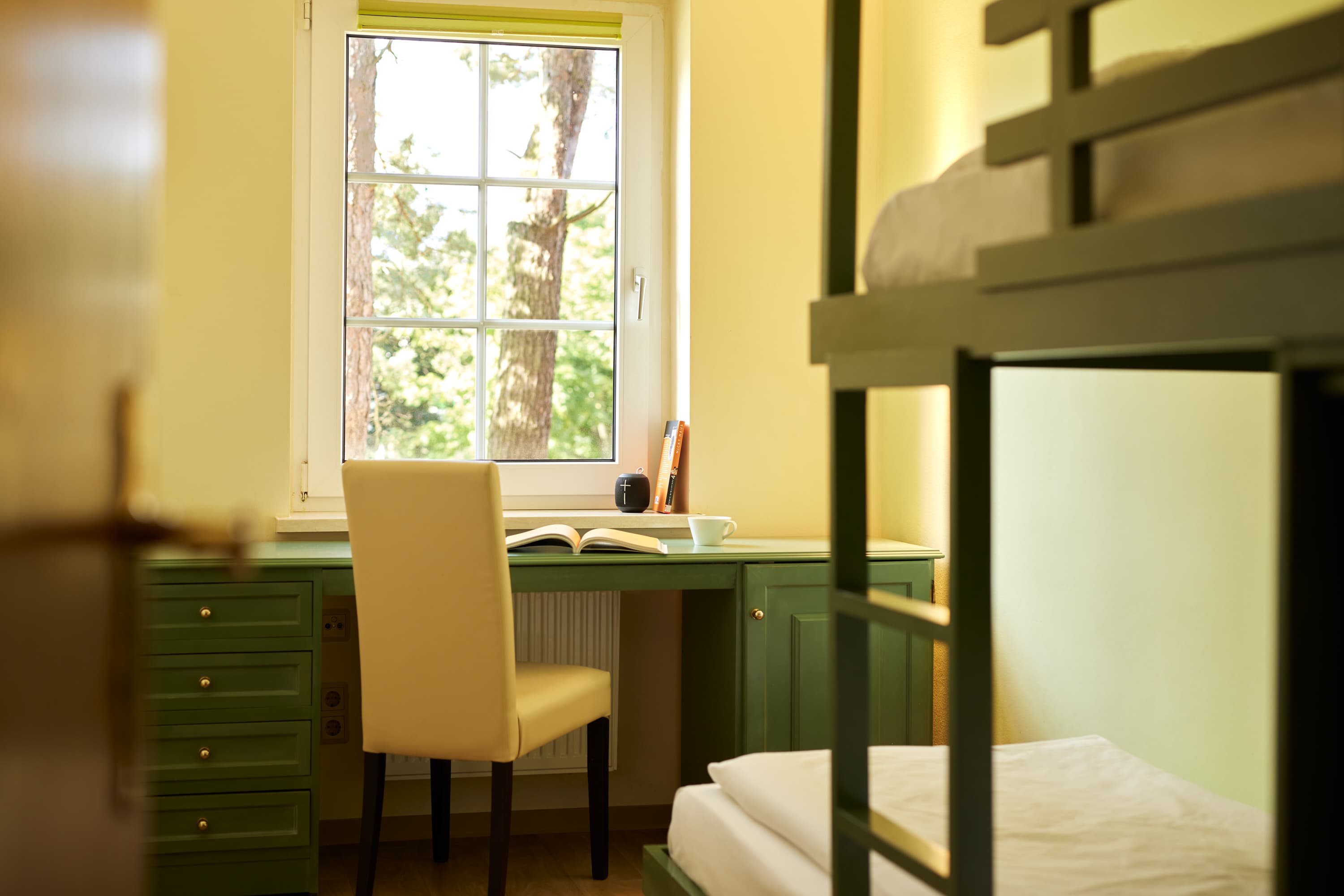 Kinderresort Familienzimmer mit Doppelbett und Schreibtisch