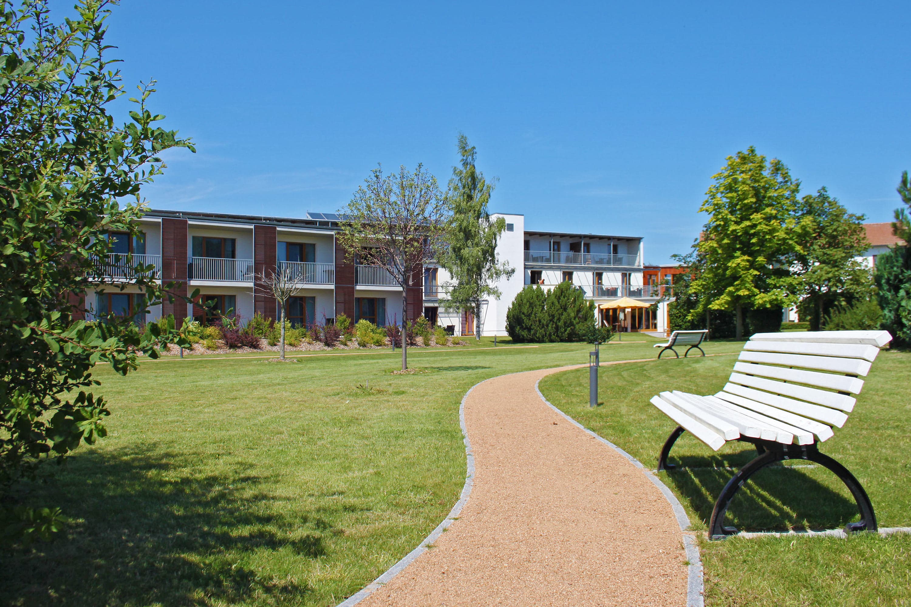 Nautic Hotel Garten mit Bank