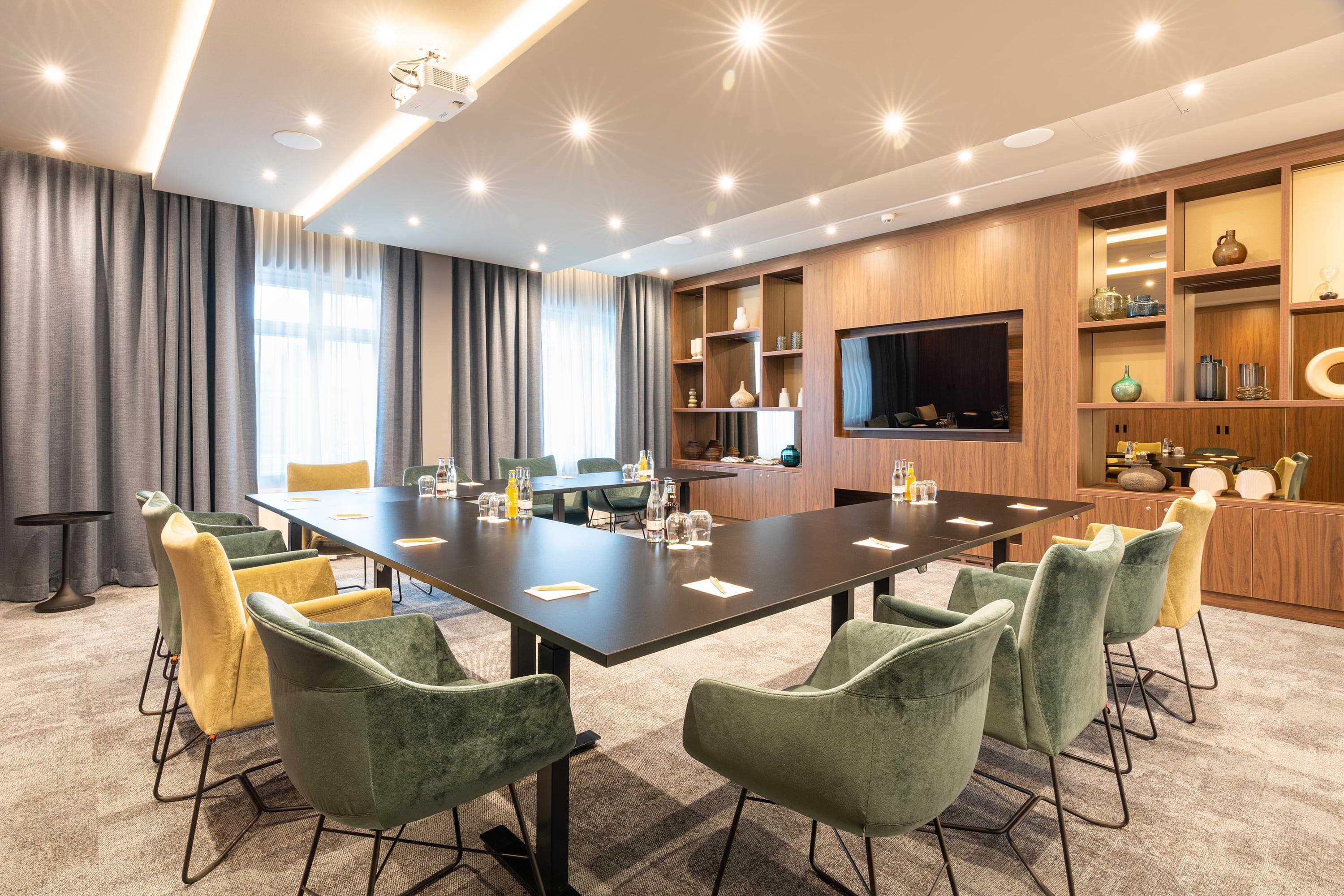 Ostseehotel Ahlbeck Entertainment Zimmer mit großen Tisch und Fernseher