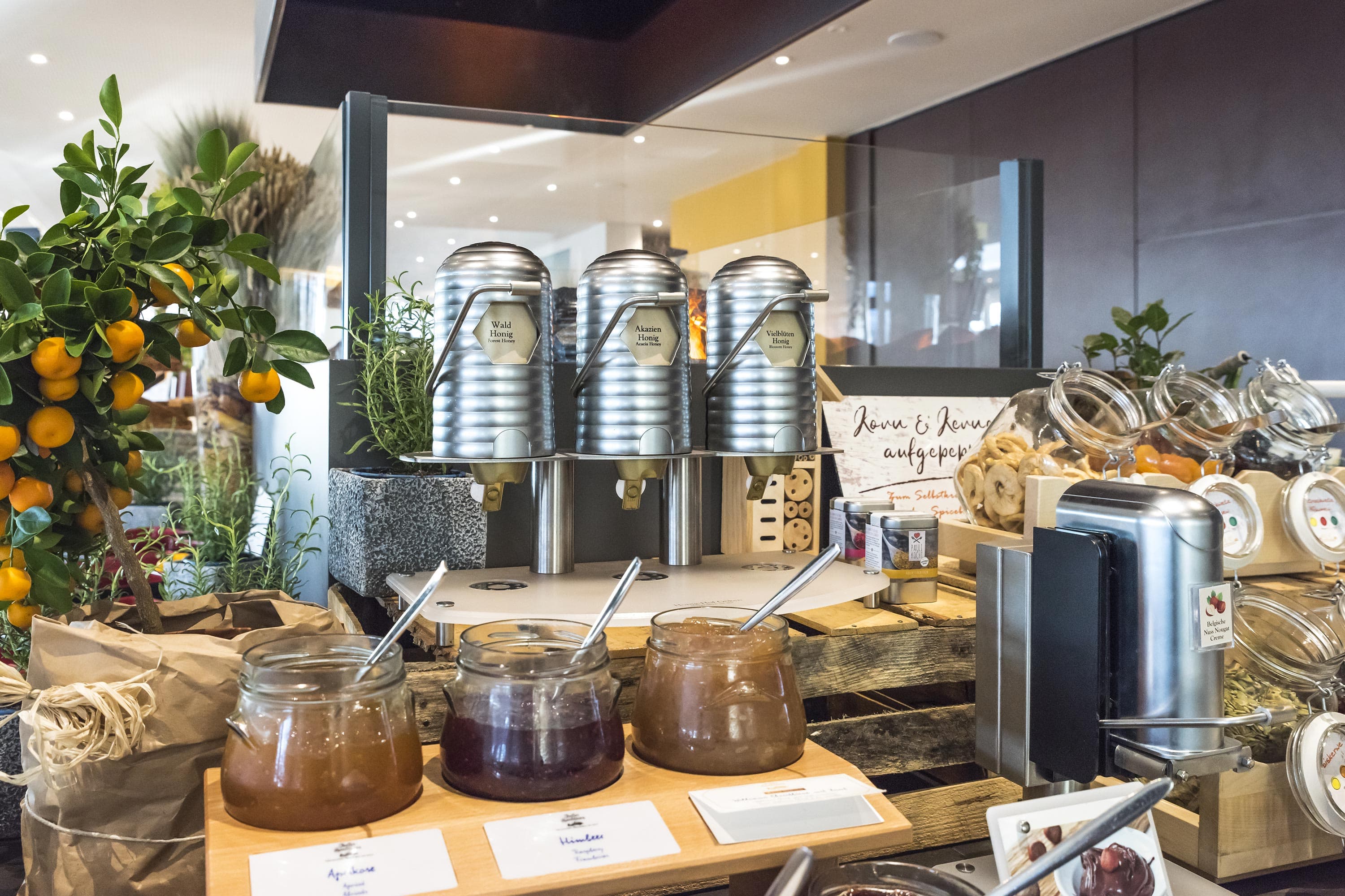 Ostseehotel Ahlbeck Frühstück mit Konfitüre Spender