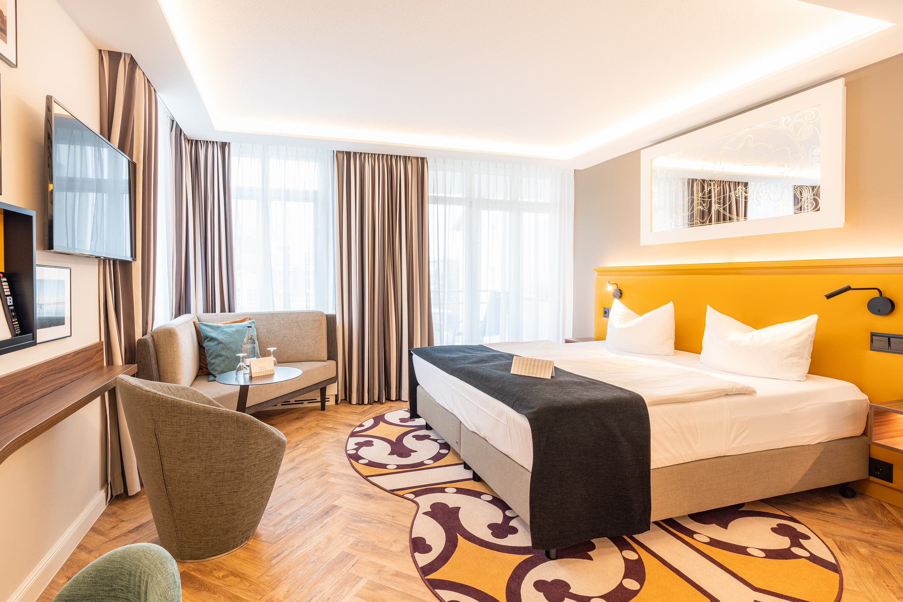 Ostseehotel Ahlbeck Zimmer mit Doppelbett und Fernseher