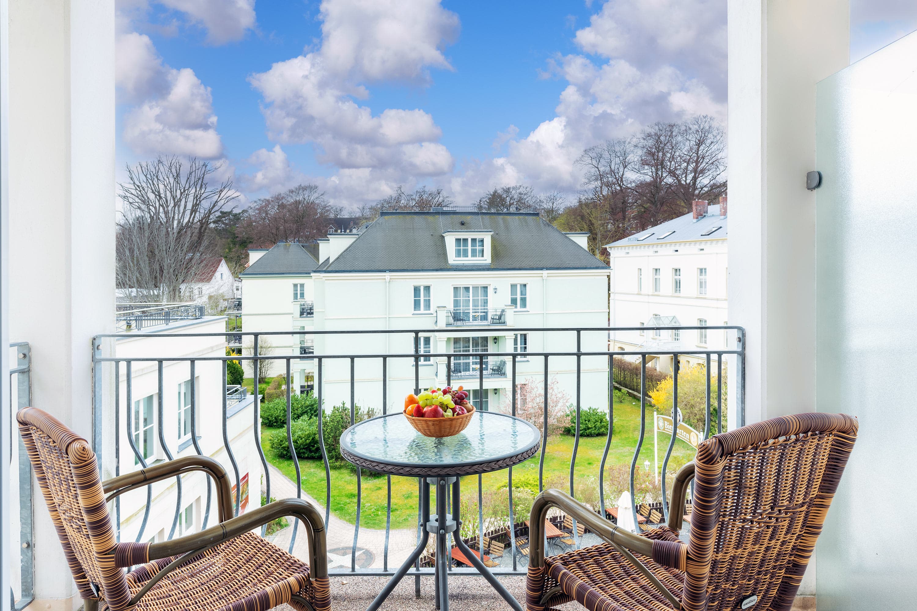 Balkon mit Tisch und Stühlen