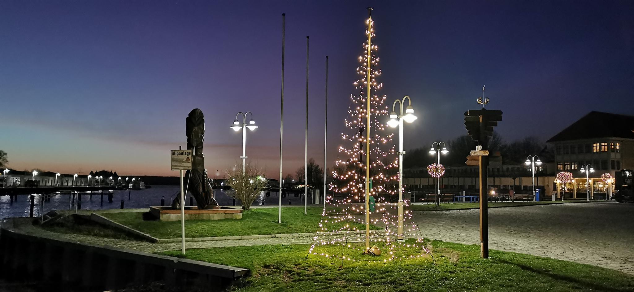 Hafen von Karlshagen mit beleuchtetem Weihnachtsbaum