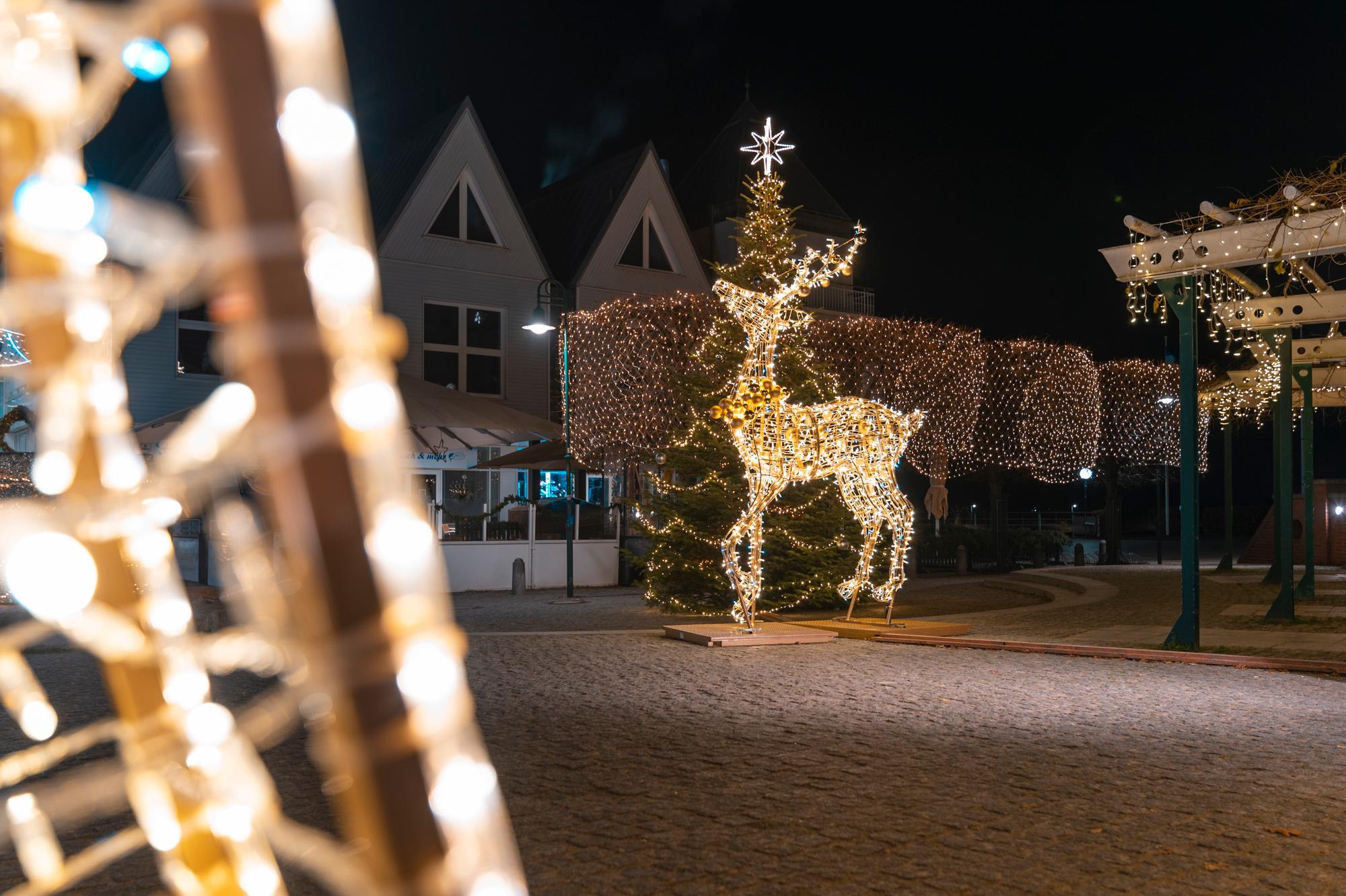 Beleuchtete Hirschfigur mit einem Weihnachtsbaum