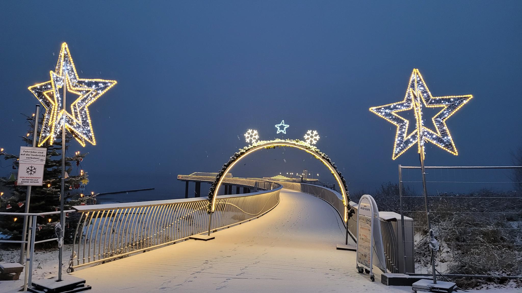Seebrücke Koserow mit leuchtendem Torbogen 
