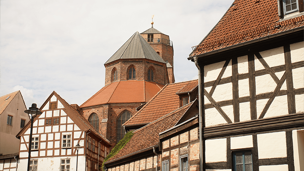 Fachwerkhäuser und Kirche von Wolgast