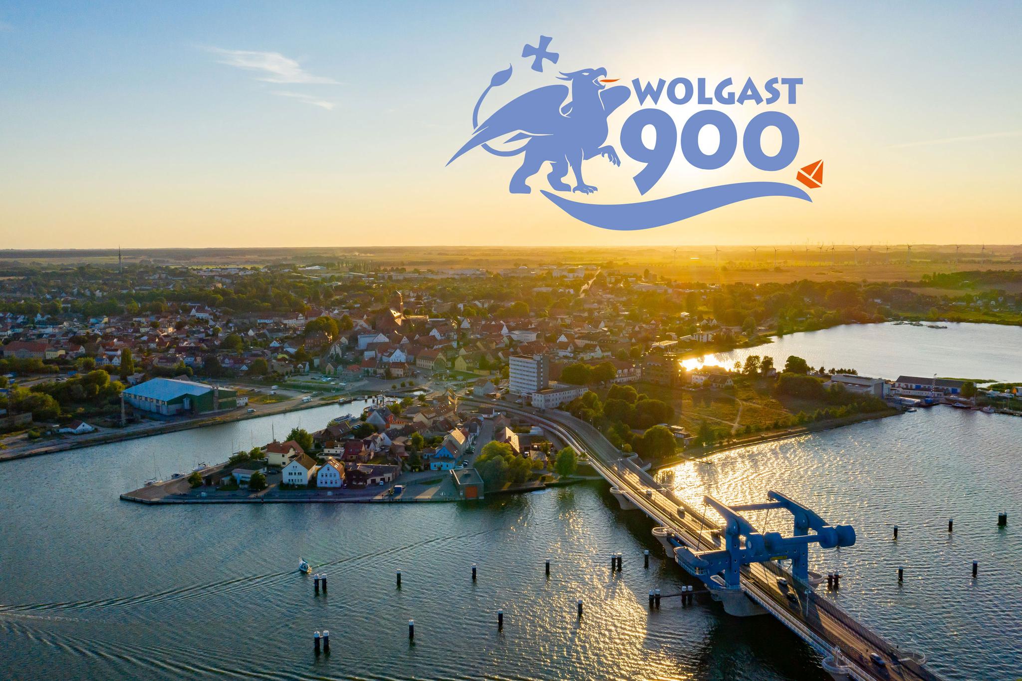 Peenebrücke Wolgast von oben, mit Sicht auf Wolgast, mit Wolgast900 Logo