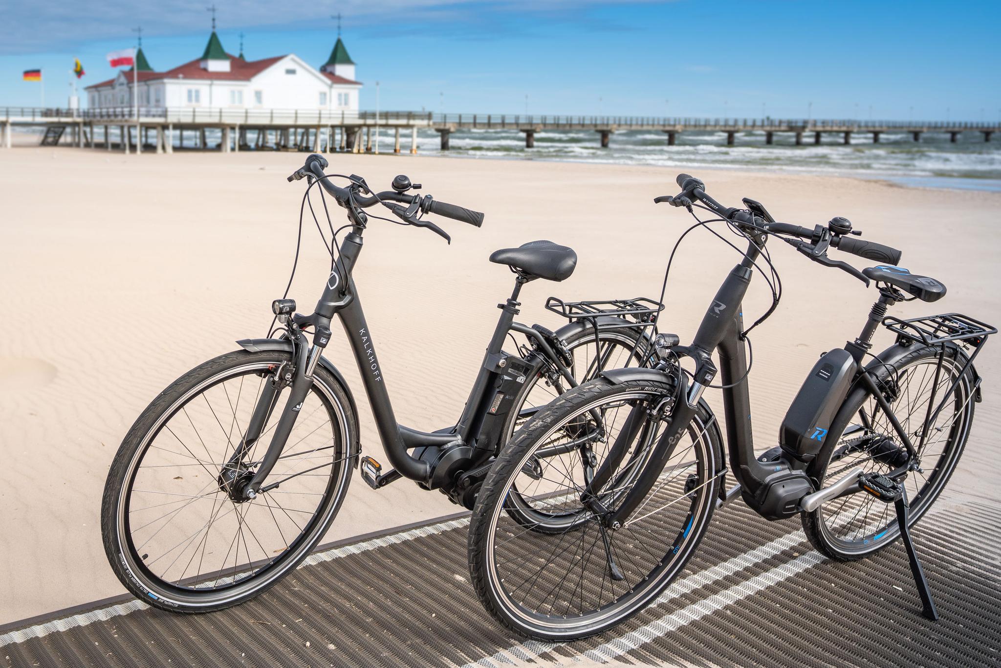 Zwei Fahrräder vor der Seebrücke Ahlbeck