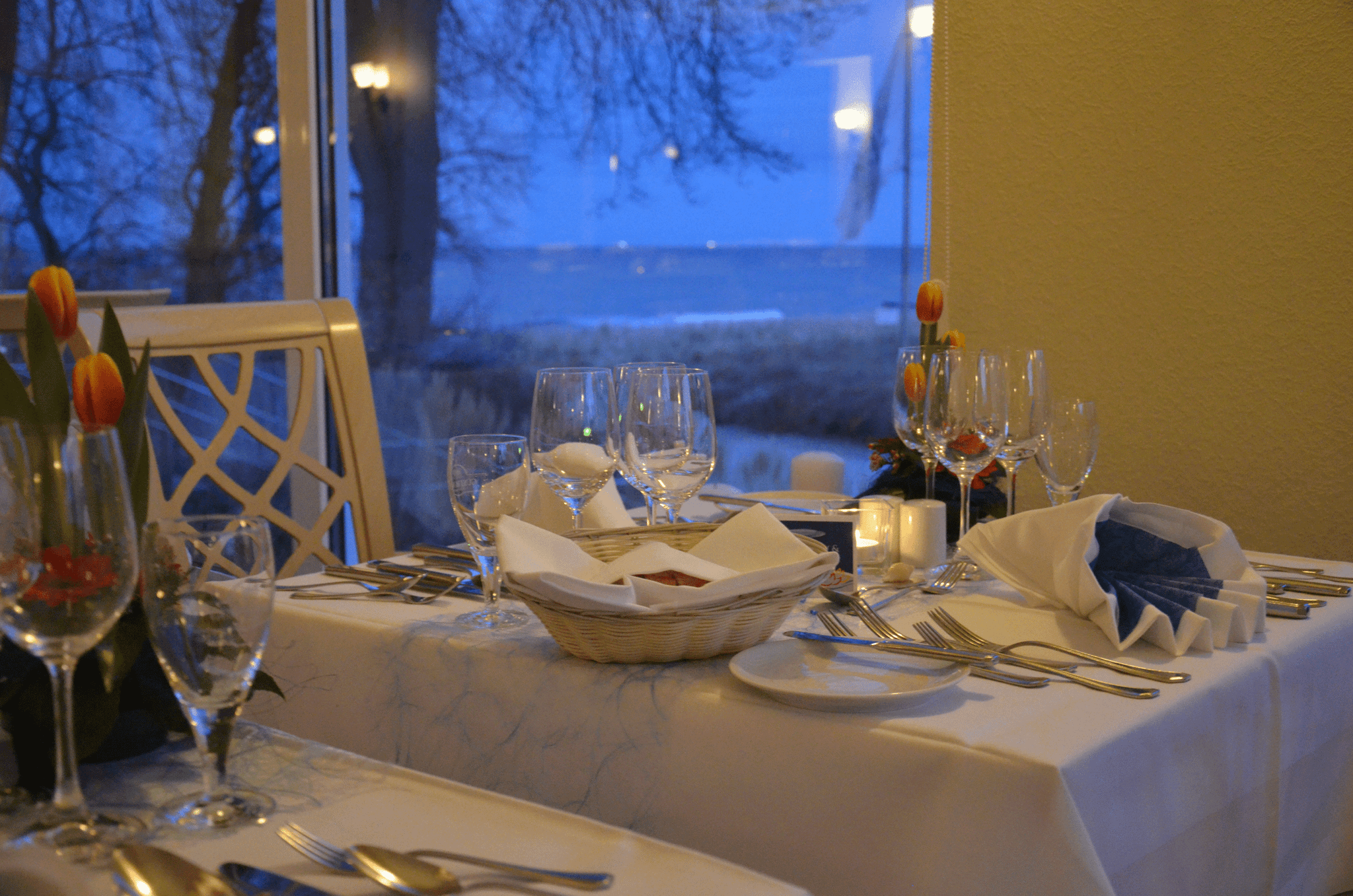 Gedeckter Tisch im Restaurant mit Meerblick