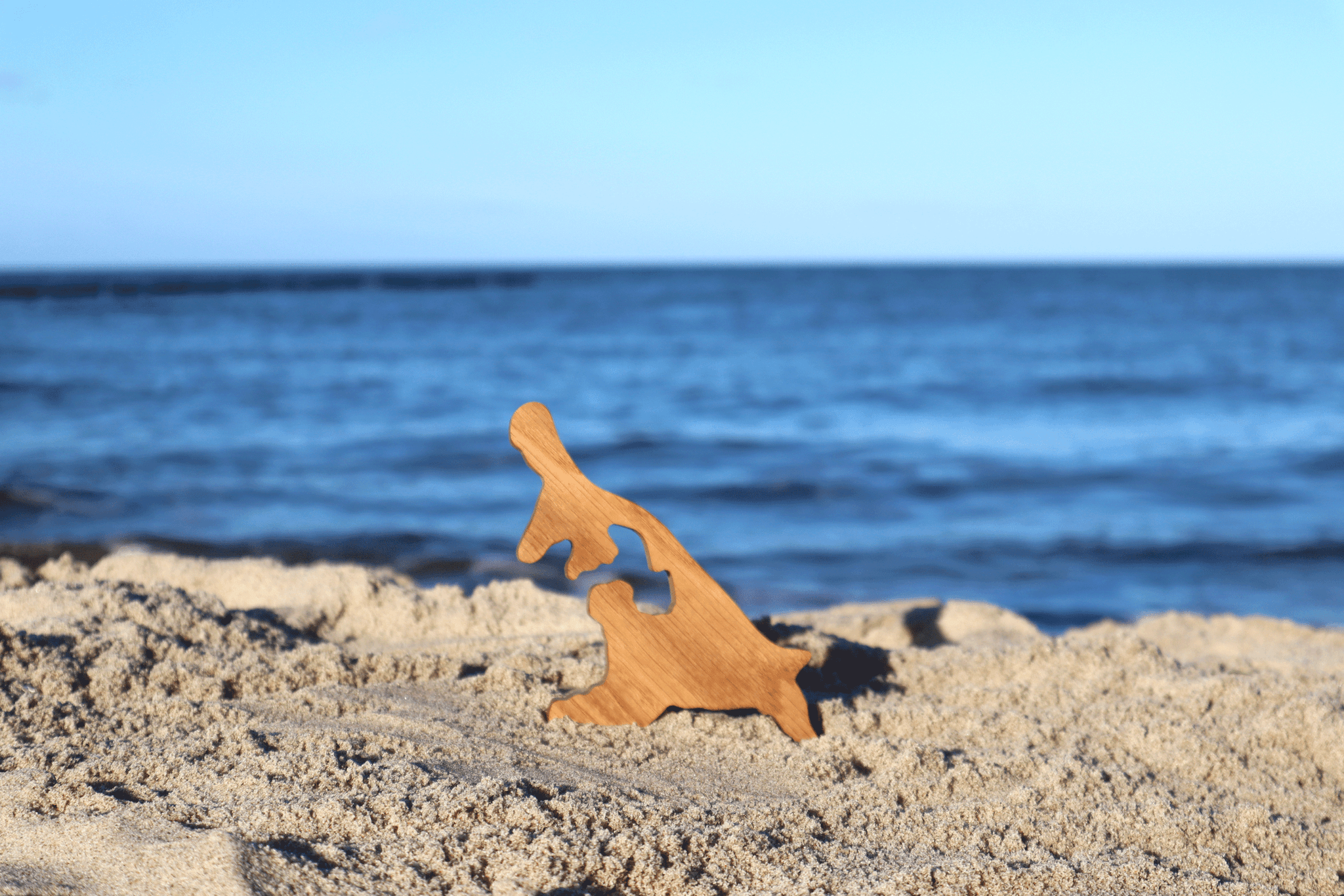Holz-Miniatur der Insel Usedom am Strand