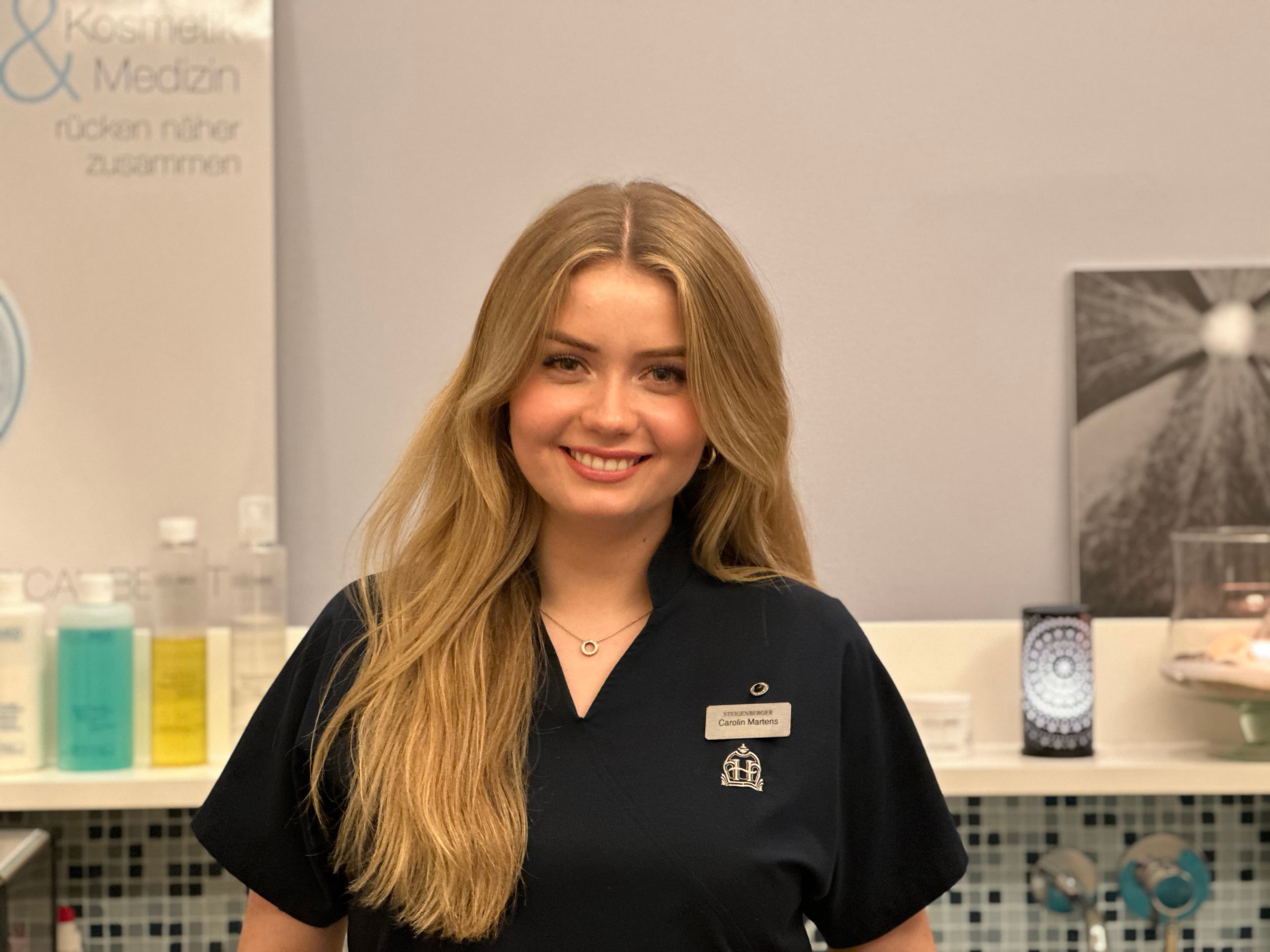 Kosmetikerin Carolin Martens