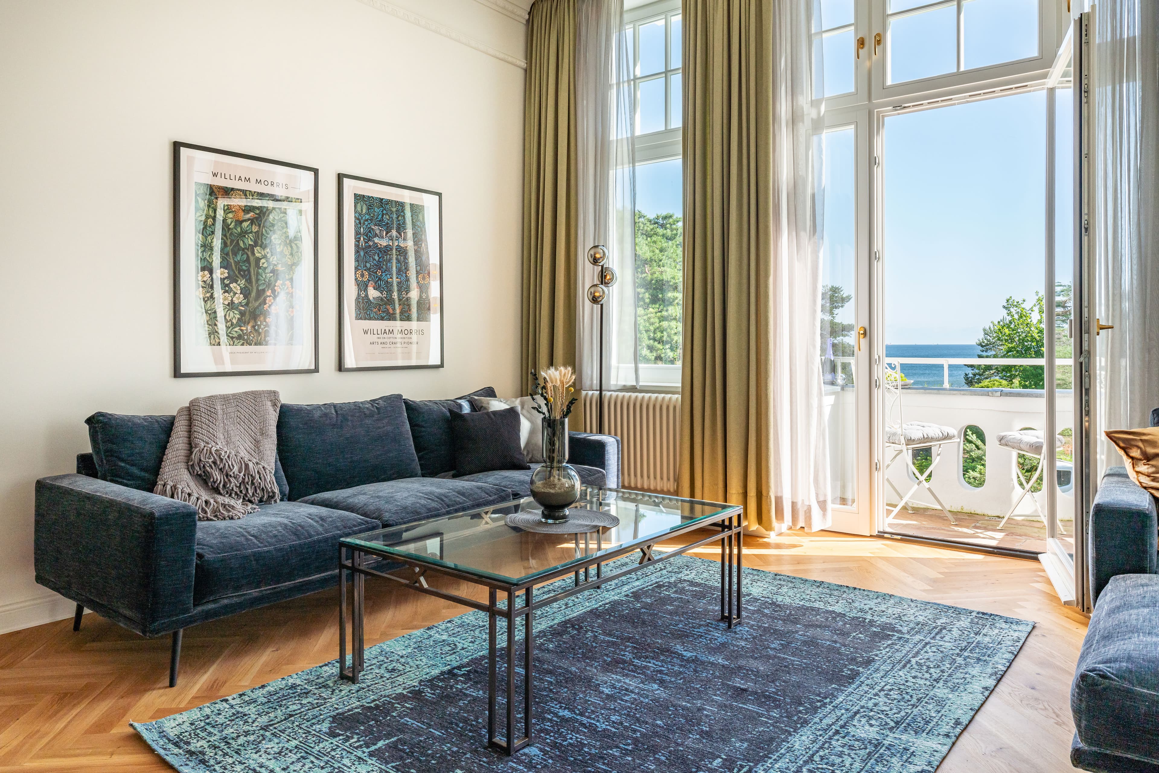 Zimmer mit Balkonbereich