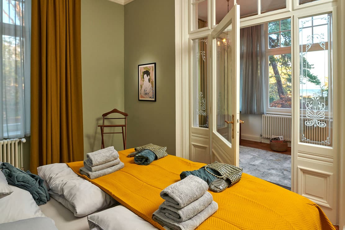 Schlafzimmer mit Doppelbett und Nebenzimmer