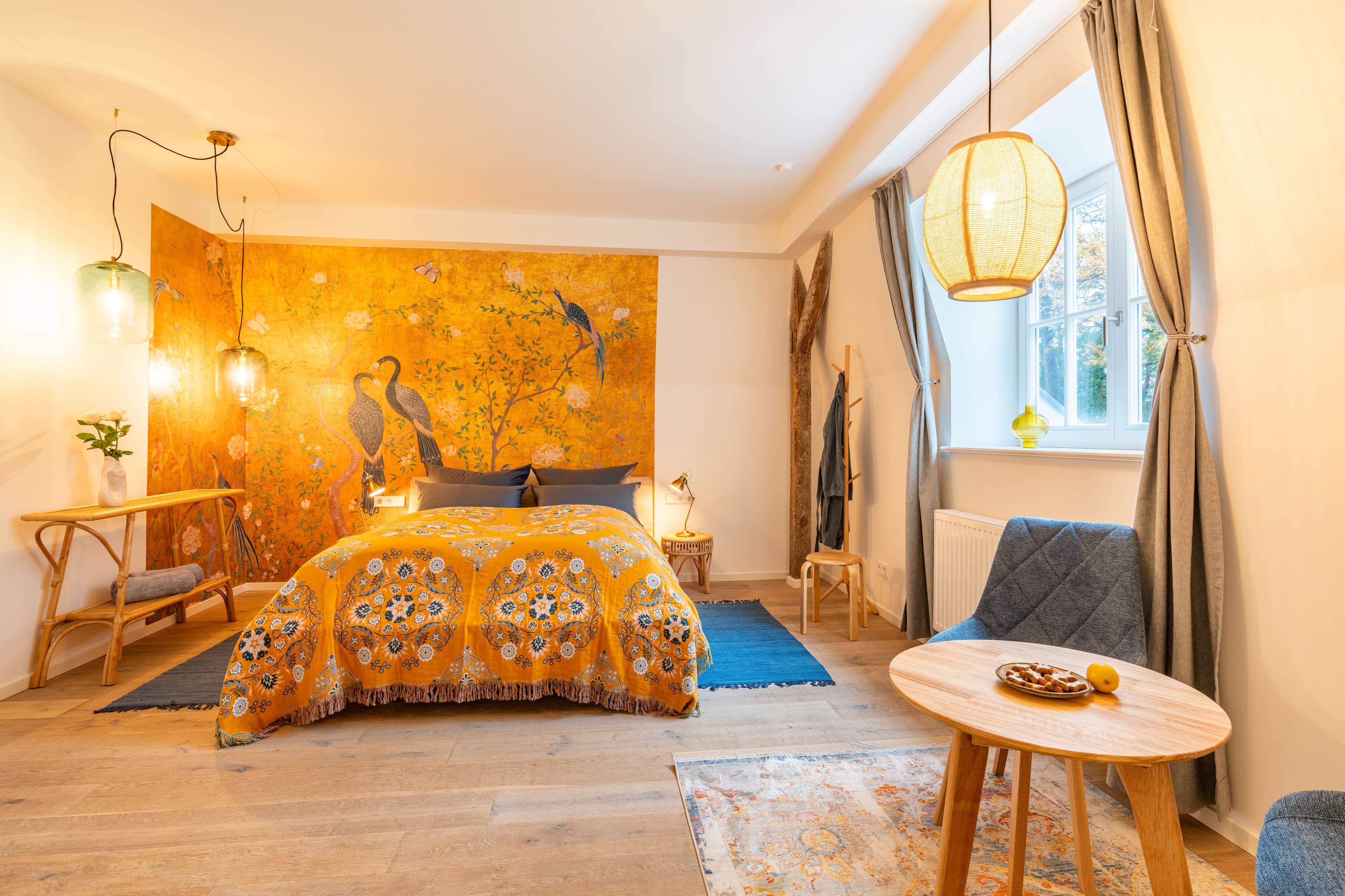 Exotischer Schlafbereich mit Doppelbett