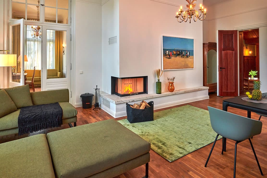 Wohnzimmer mit eingebautem Kamin