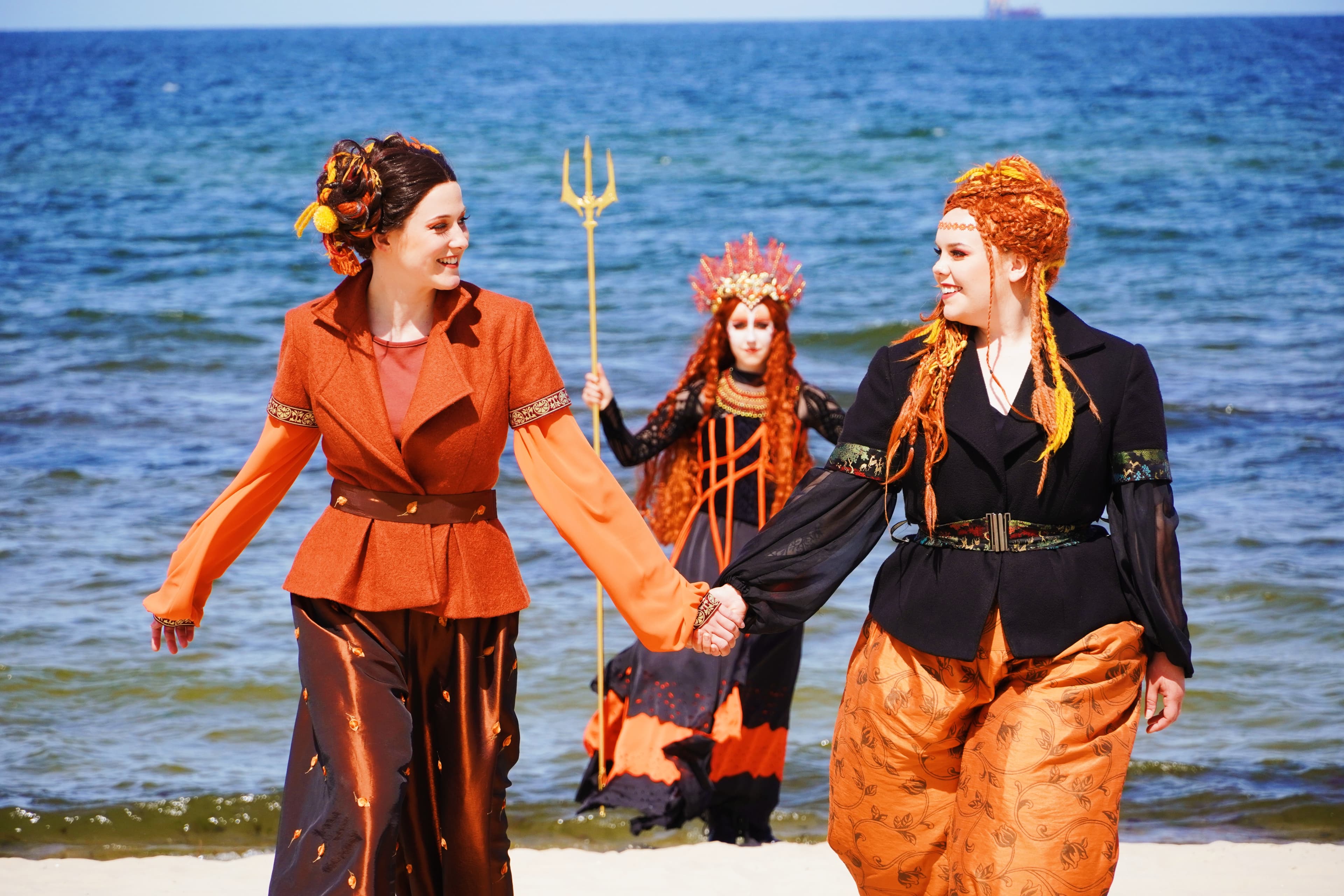 Verkleidete Schauspieler am Strand