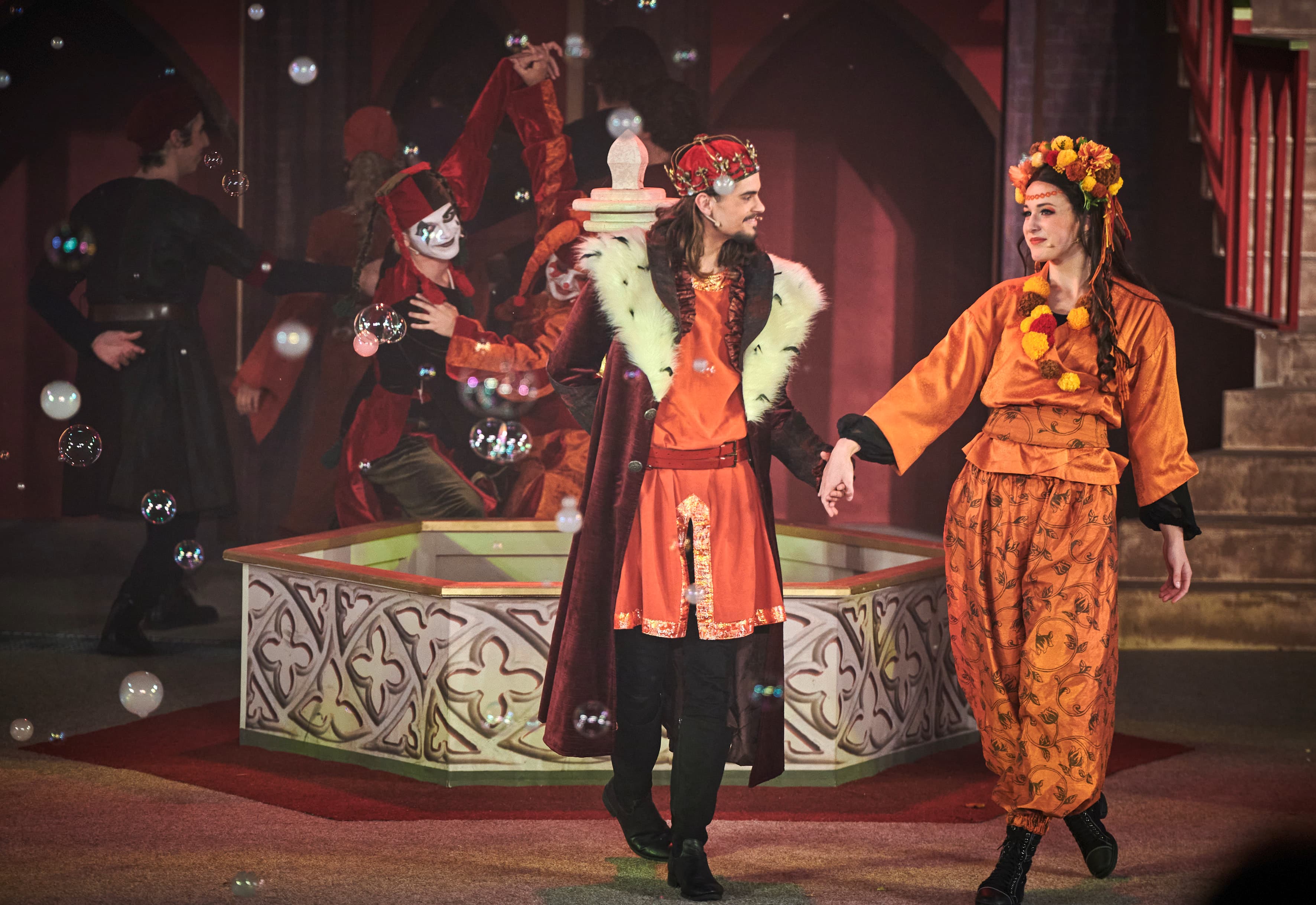Theaterszene der Vineta-Festspiele mit verkleideten Schauspielern