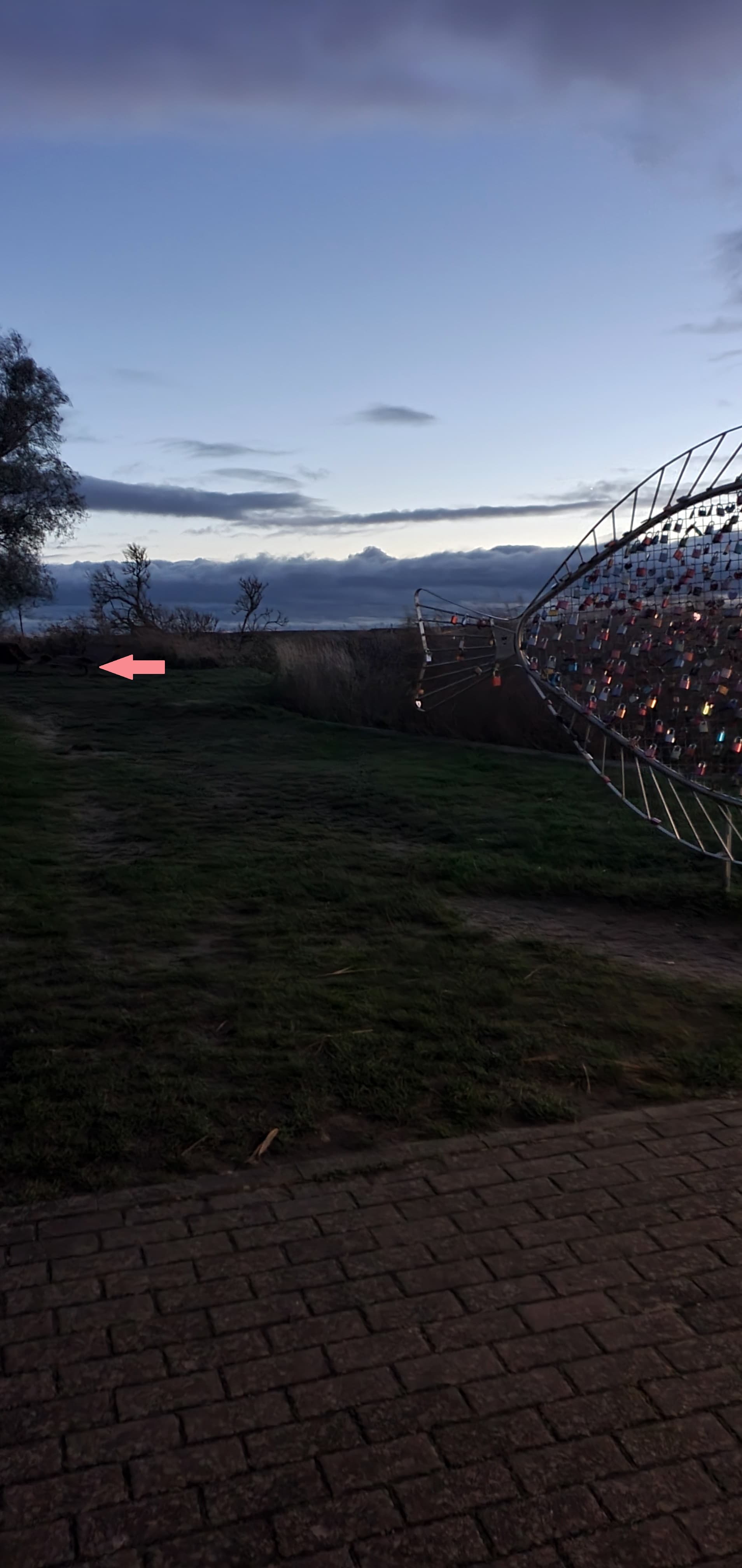 Hafen in Karlshagen. Im Vordergrund ist ein Metall-Fisch mit Liebesschlössern zu sehen.