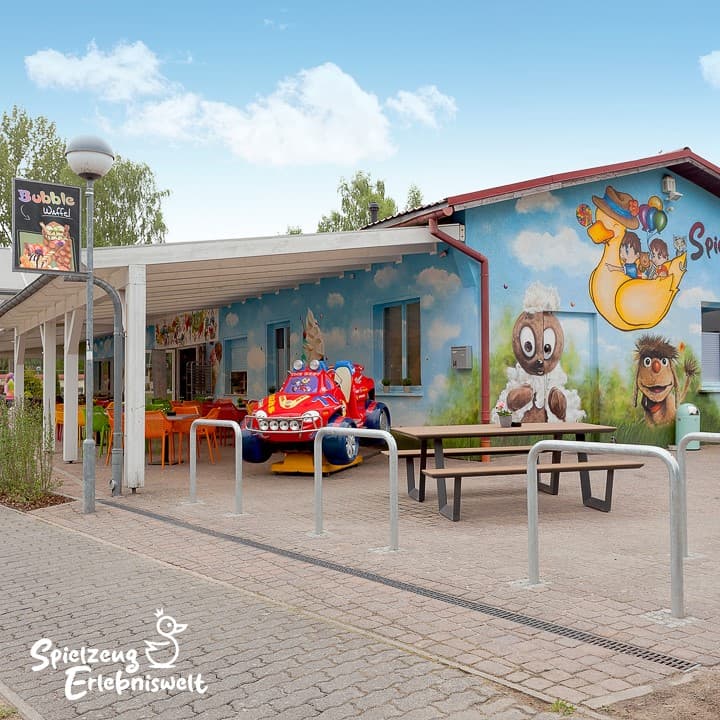 Die Spielzeug Erlebniswelt von außen mit lustiger Wandbemalung