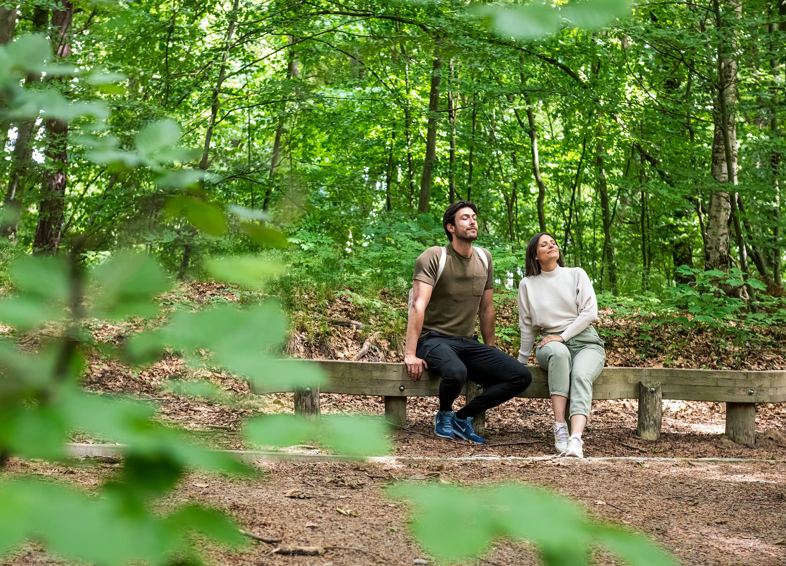 Pärchen sitzt im Wald und genießt die Stille