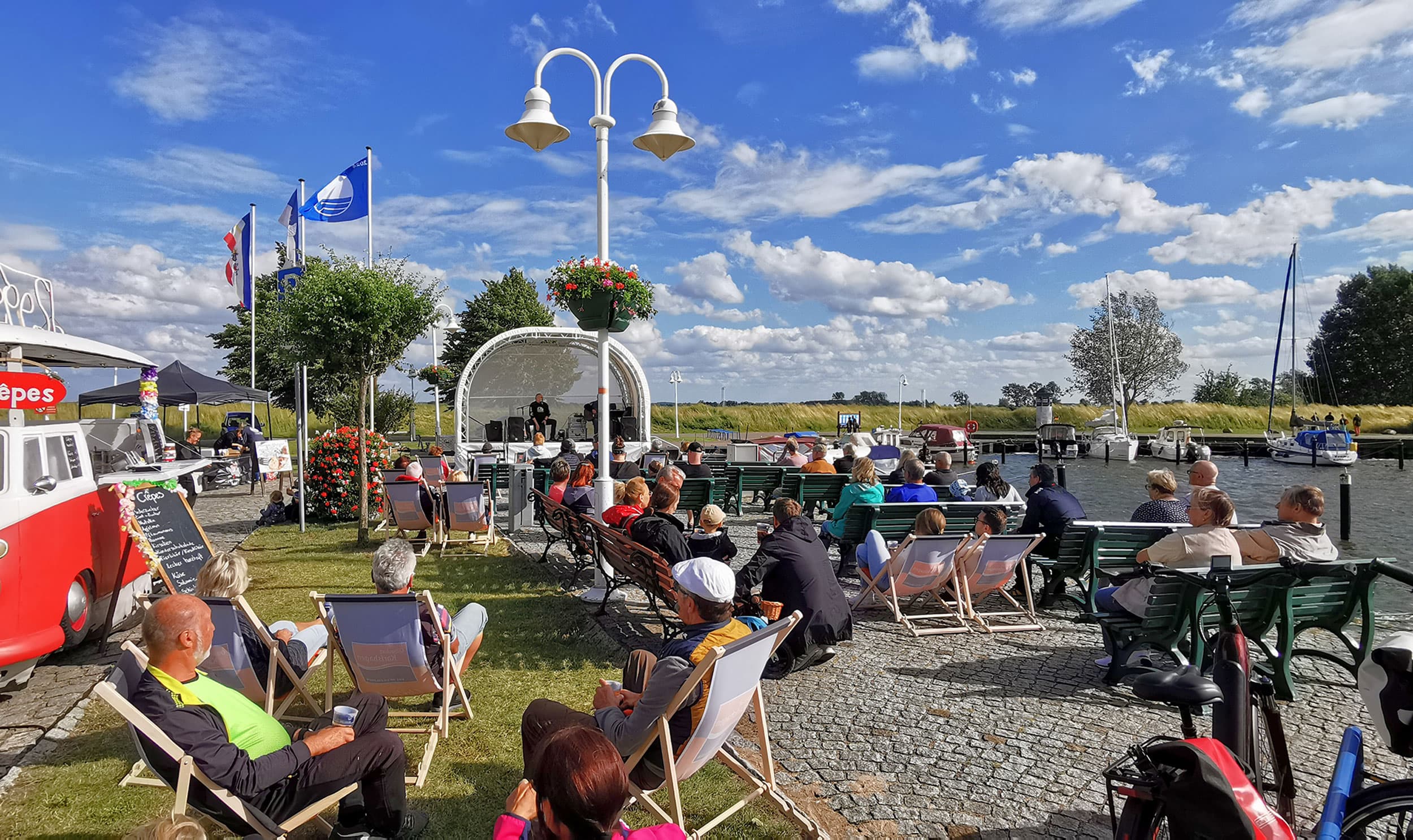 Das Bild zeigt Konzertstimmung am Hafen im Ostseebad Karlshagen.