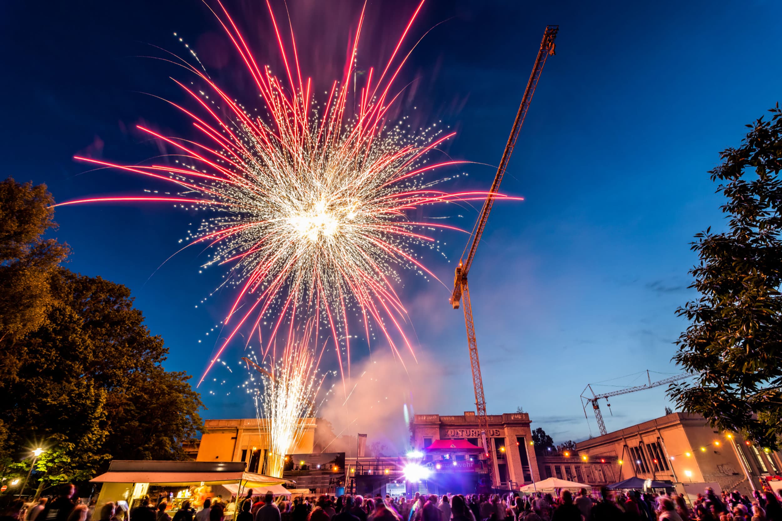 Das Bild zeigt ein Höhenfeuerwerk im Kulturhauspark im Ostseebad Zinnwoitz. Das Feuerwerk wurde zum Sommersonnenwendfest gezündet.