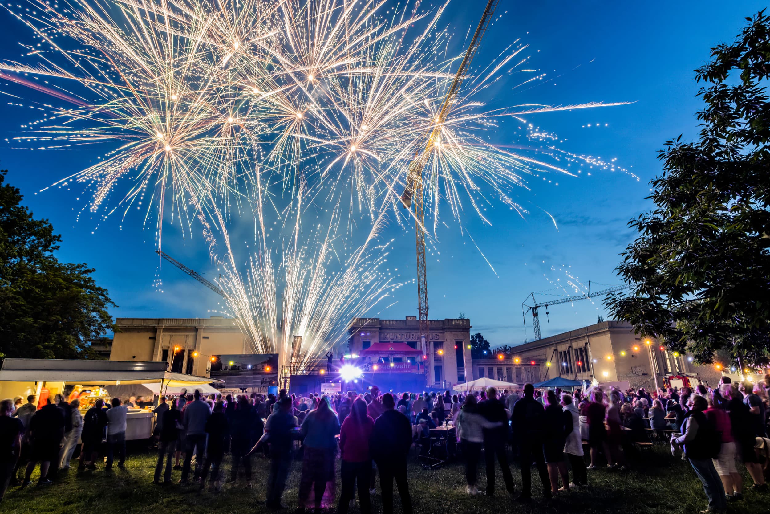 Das Bild zeigt ein Höhenfeuerwerk zum Sommensonnenwendfest im Kulturhauspark im Ostseebad Zinnowitz.
