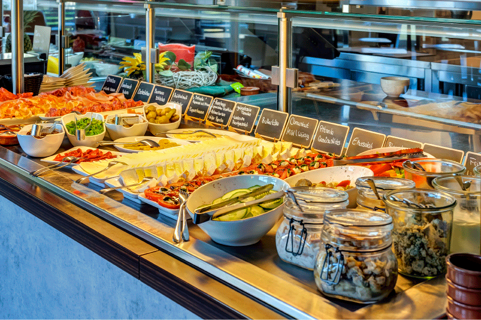 Reich bestücktes Frühstücksbuffet mit großer Auswahl an Belägen und verschiedenen Obstsorten