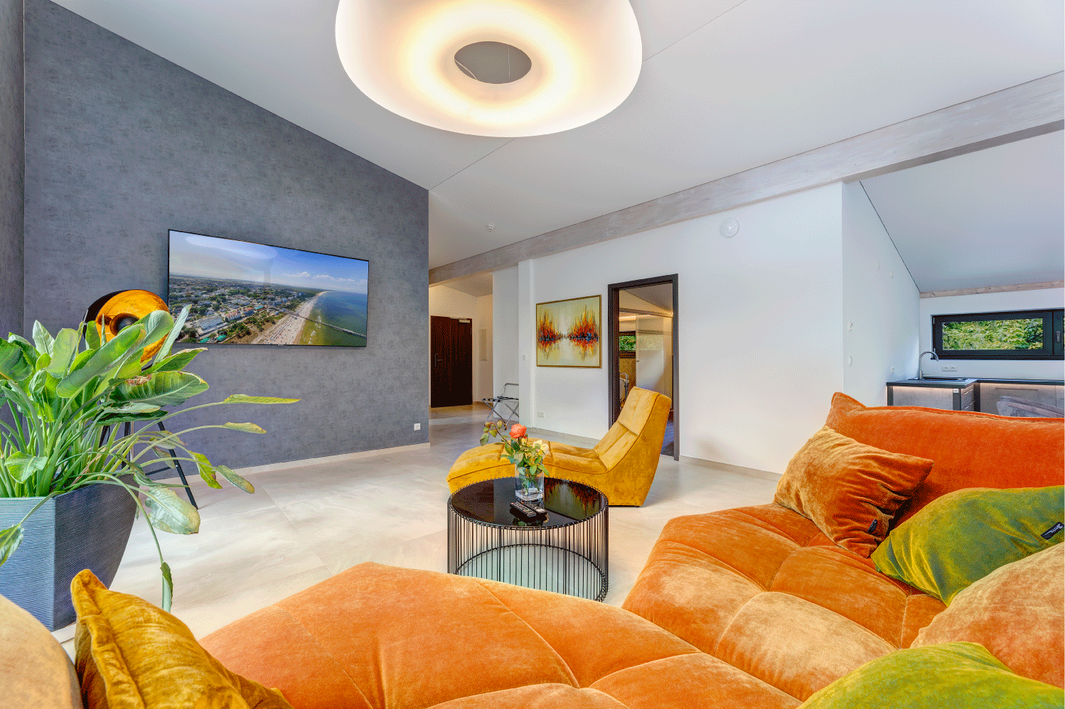 Innenansicht eines großflächigen Penthouses mit modernen, orangenen Möbeln und stilvollen Interior