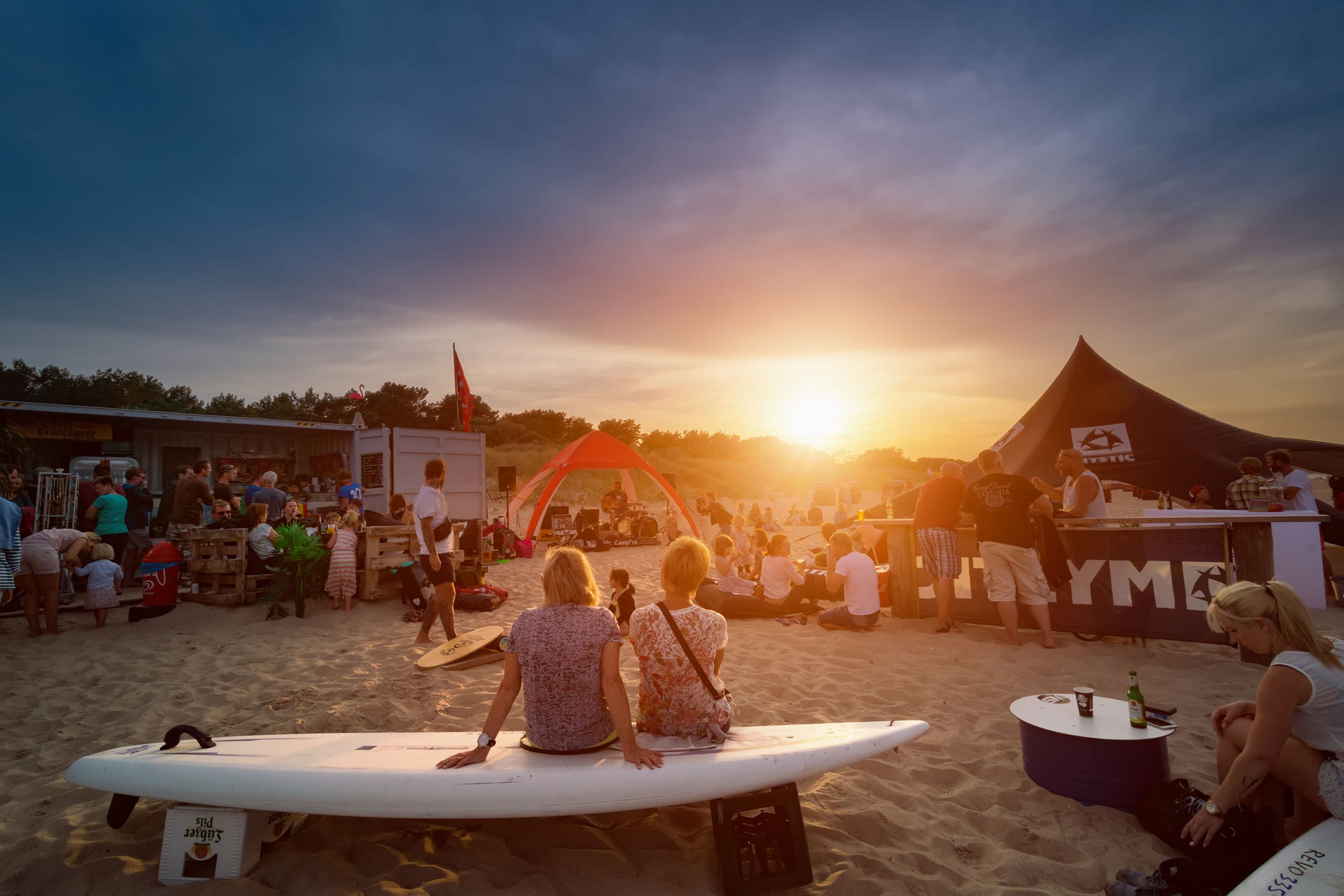 Das Bild zeigt Musik am Strand von Trassenheide im Sonnenuntergang.