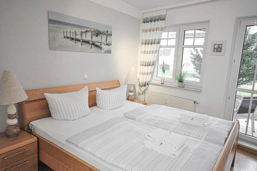 Helles Schlafzimmer mit geräumigem Doppelbett