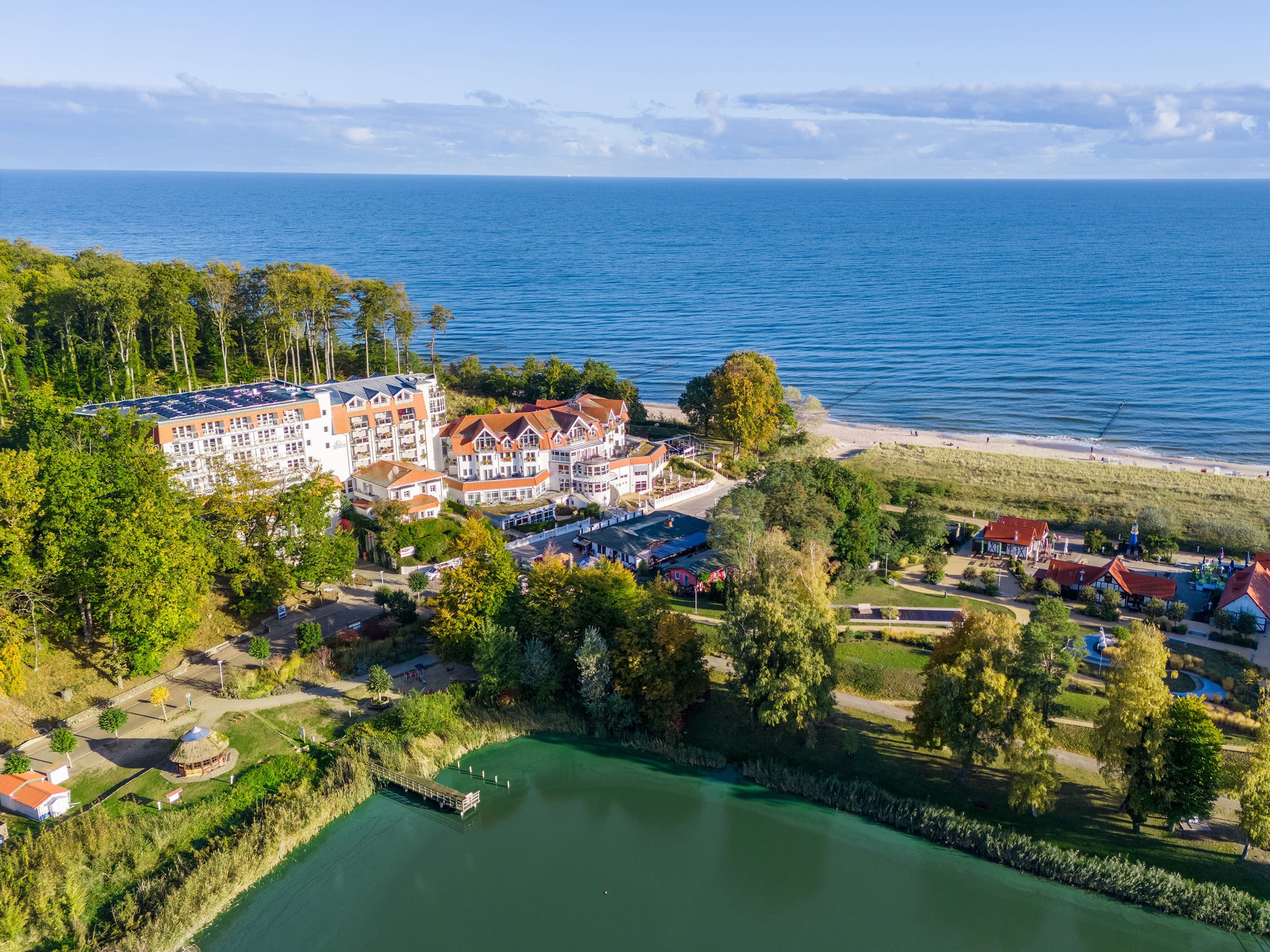 Das Bild zeigt das Strandhotel Seerose im Seebad Kölpinsee auf der Insel Usedom