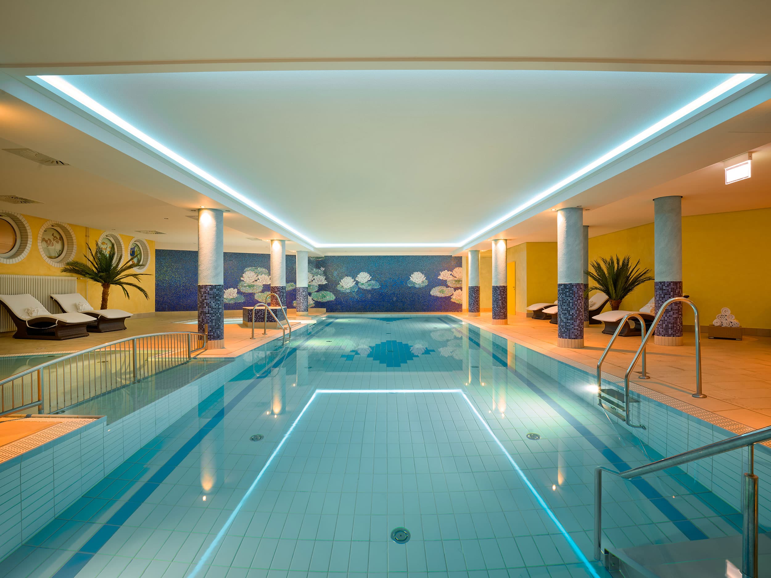 Das Bild zeiget den Pool im 4-Sterne Strandhotel Seerose im Seebad Kölpinsee