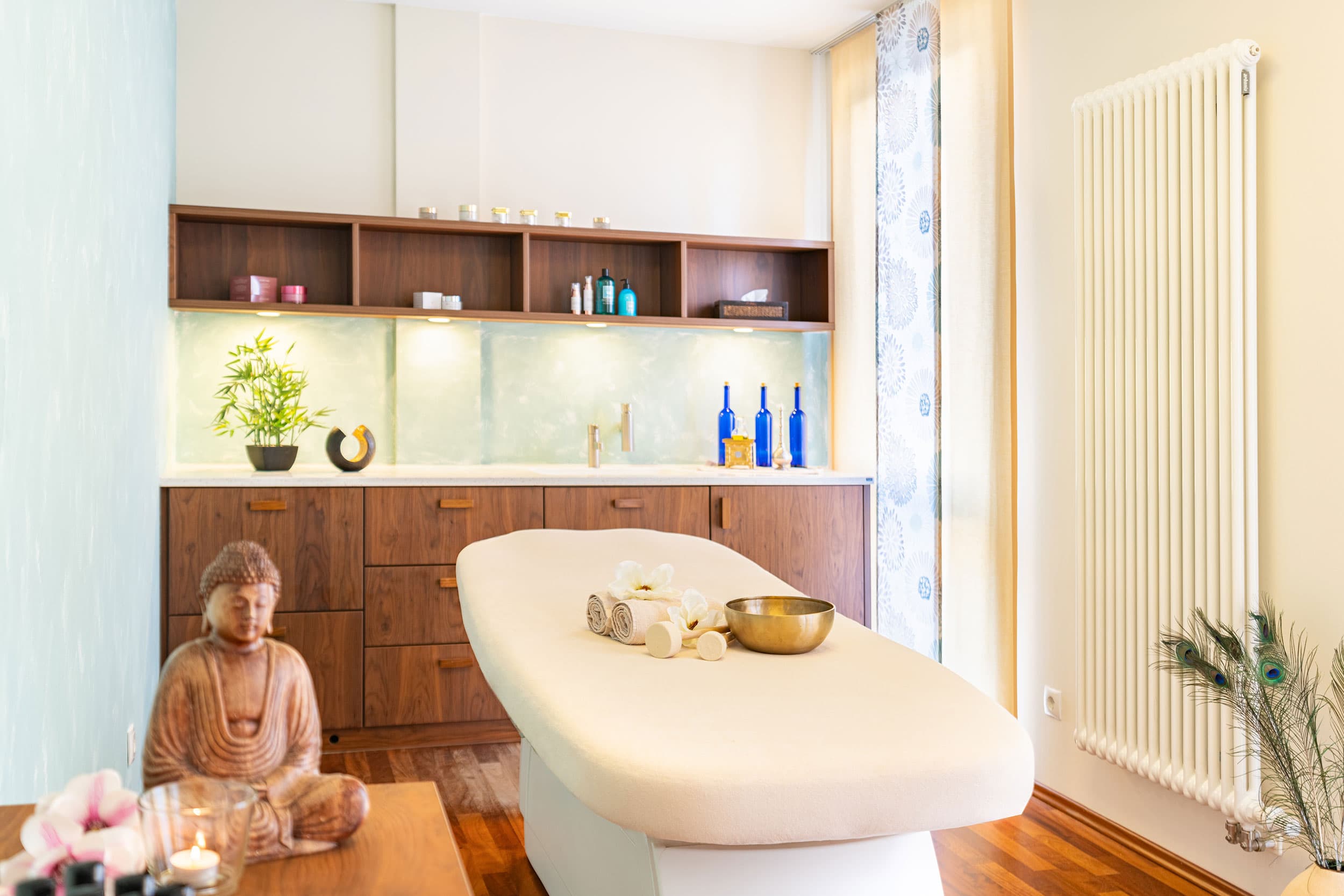 Das Bild gibt einen Einblick in den Wellnessbereich des Strandhotel Seerose im Seebad Kölpinsee und zeiget ein Anwendungszimmer.