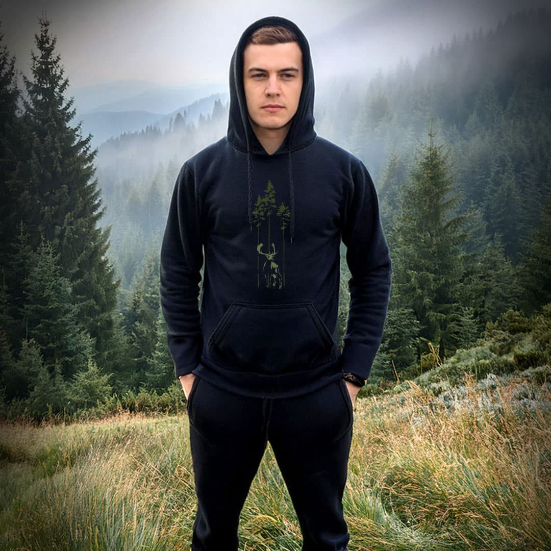 Das Bild zeigt Mode, einen Hoodie, des Labels 3Elfen. Das Label präsentiert sich zu den Usedomer Wildwochen 2025.