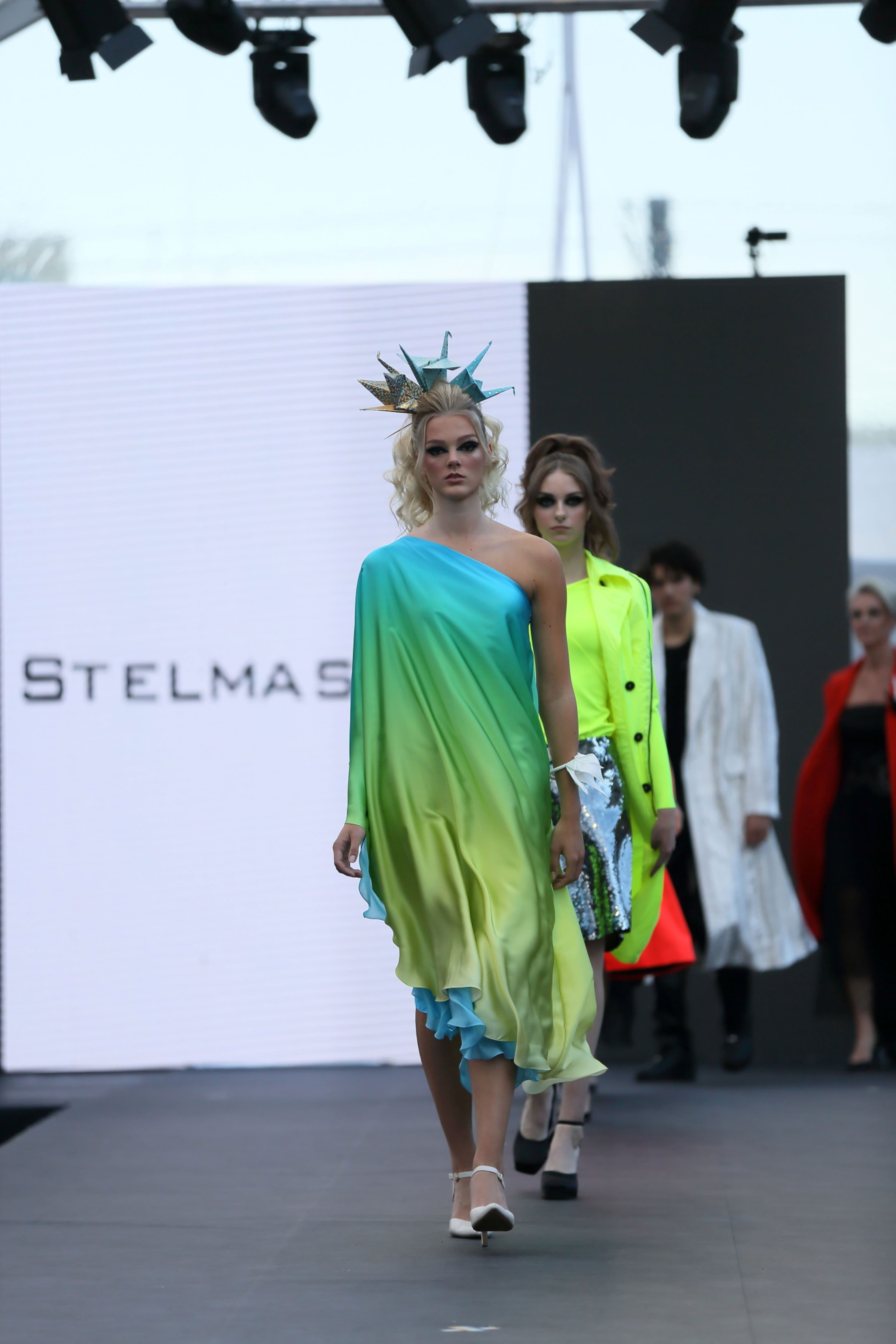 Das Bild zeigt Mode des Labels STELMASCHOW. Die Designerin präsentiert sich auf den Usedomer Wildwochen 2025.
