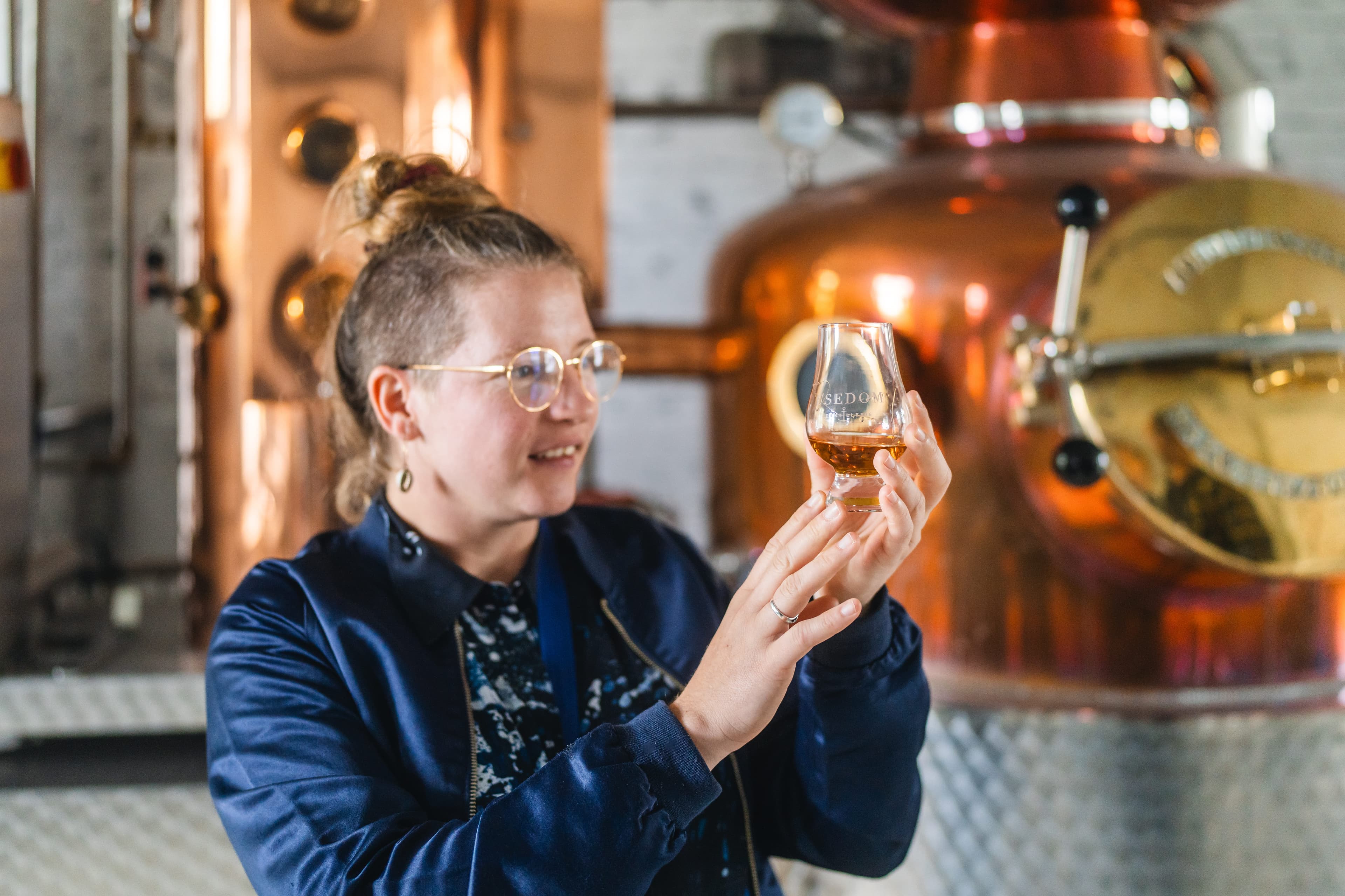 Die Zuckerrohrmelasse wird in den Kupferkessel gelassen in der Destillerie