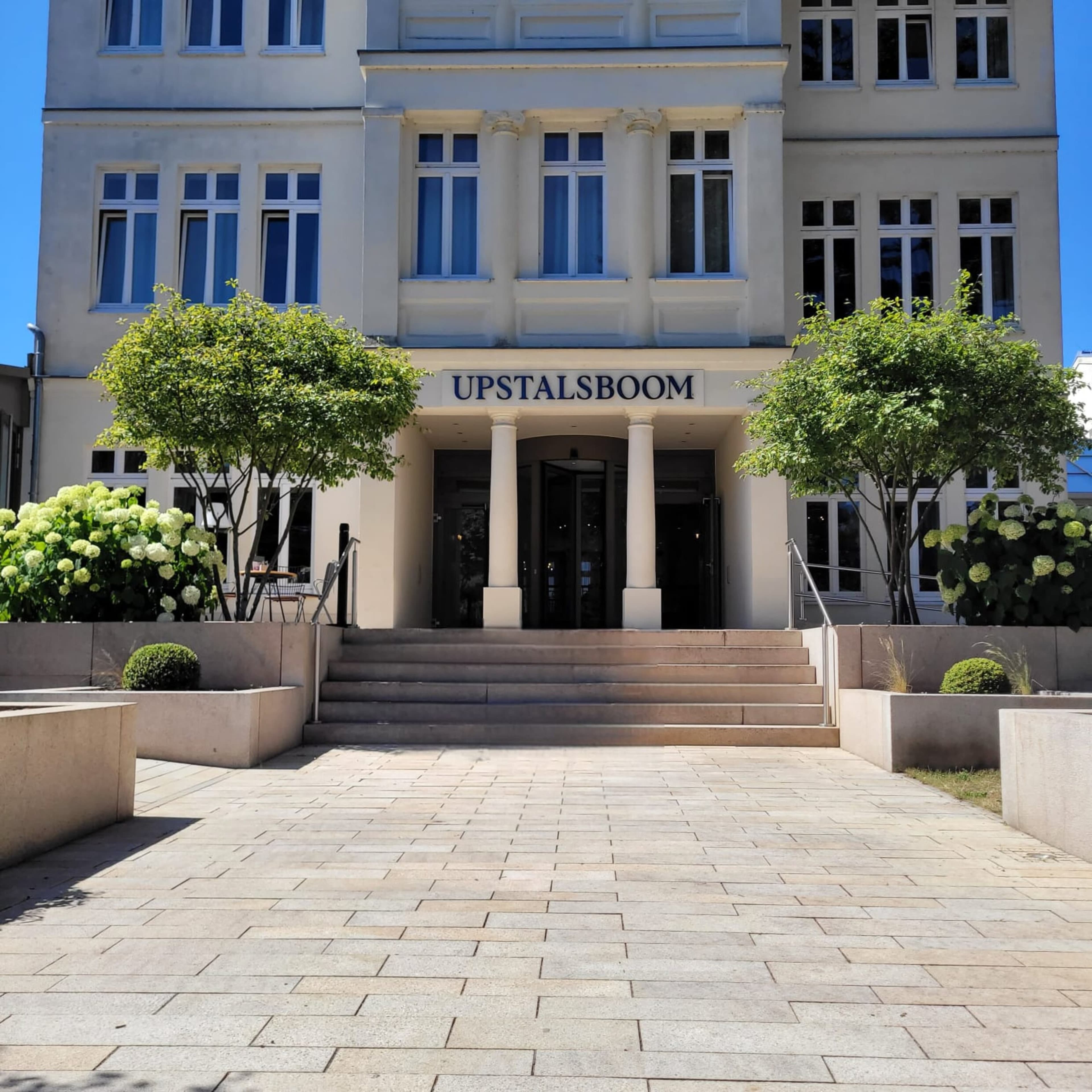 Hoteleingang des Hotels Upstalsboom im Stil der Bäderarchitektur, Frabe beige